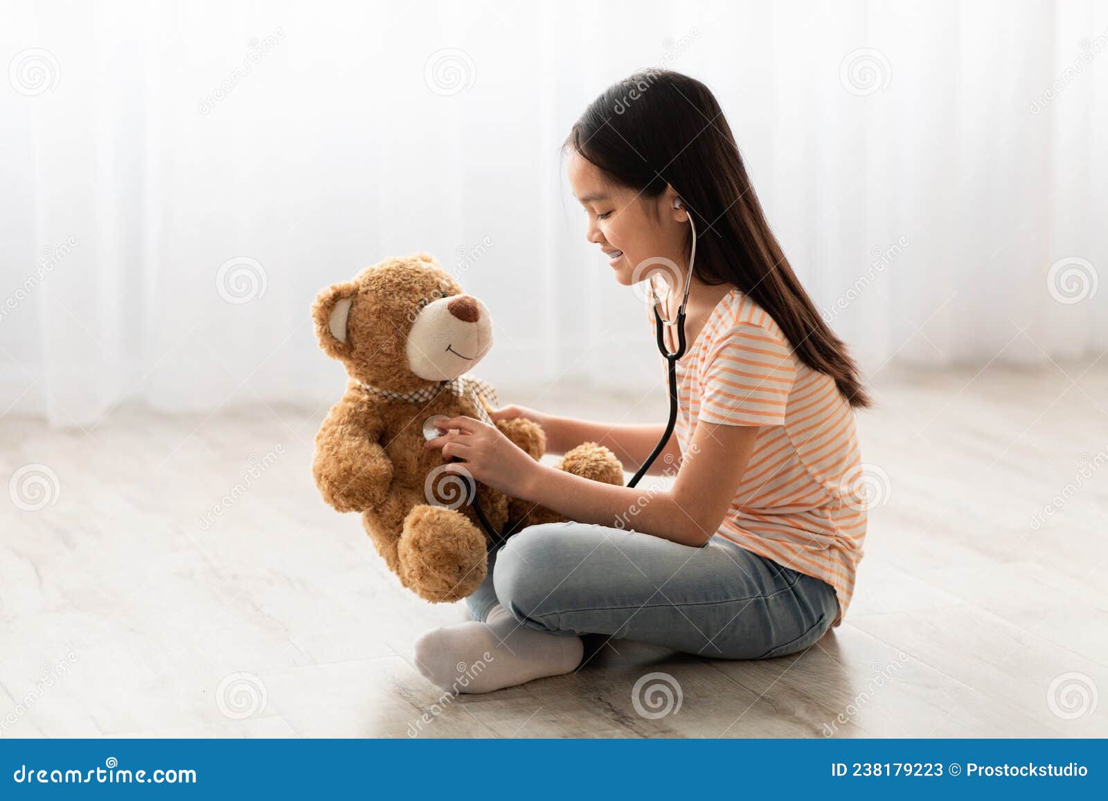menina asiática bonitinha jogando jogo de papel médico está dando injeção  para seu amigo ursinho doente. brincadeiras e aprendizado das crianças em  casa. 8090749 Foto de stock no Vecteezy