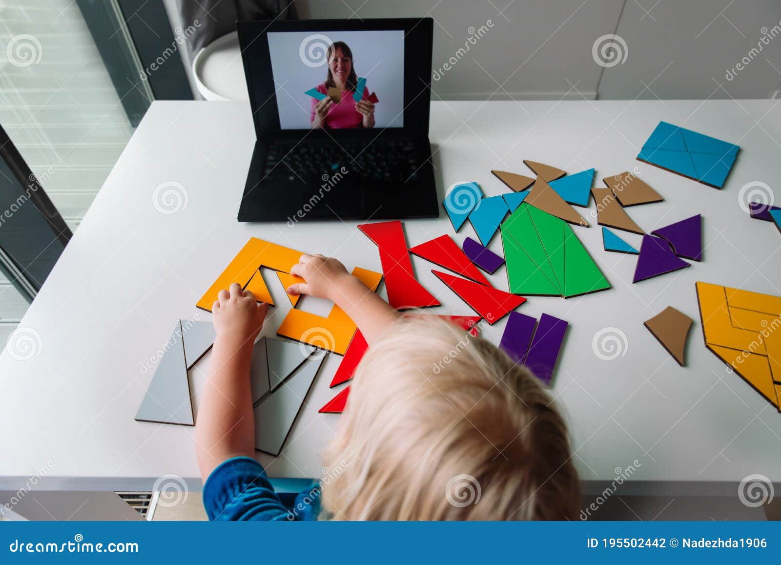 Garotinha Brinca Com O Quebra-cabeça Ao Aprender Tangram Com Lição Online  Foto de Stock - Imagem de resolva, lifestyle: 195502442