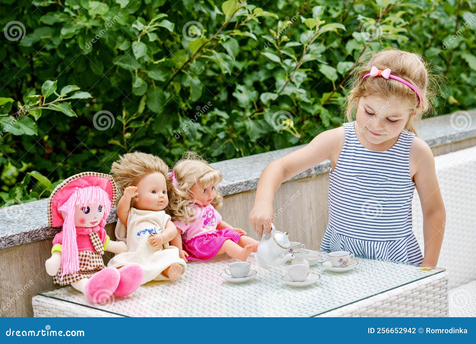 Garotinha Da Pré-escola Brincando Com Bonecas. Feliz E Excitante Festa De  Chá Infantil Com Brinquedos. Jogos De Papel Para Criança Foto de Stock -  Imagem de caucasiano, bonecas: 256652942