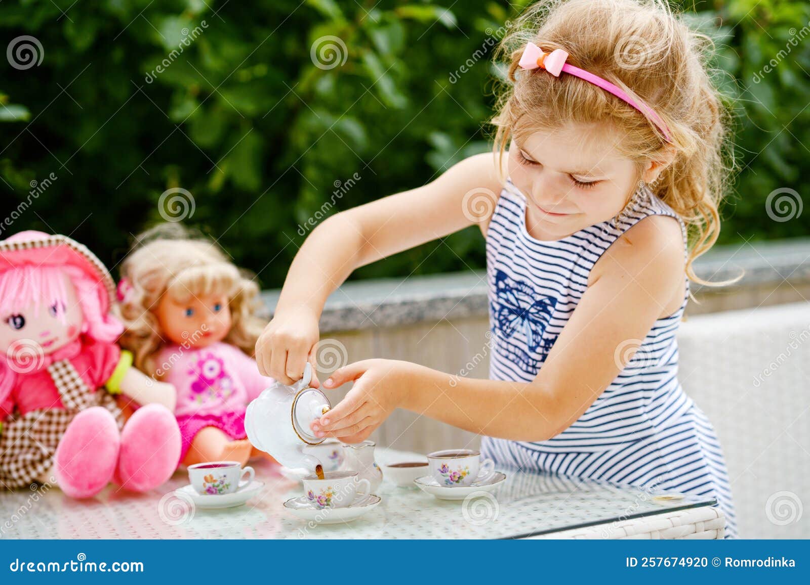 Garotinha Da Pré-escola Brincando Com Bonecas. Feliz E Excitante Festa De  Chá Infantil Com Brinquedos. Jogos De Papel Para Criança Foto de Stock -  Imagem de caucasiano, bonecas: 256652942