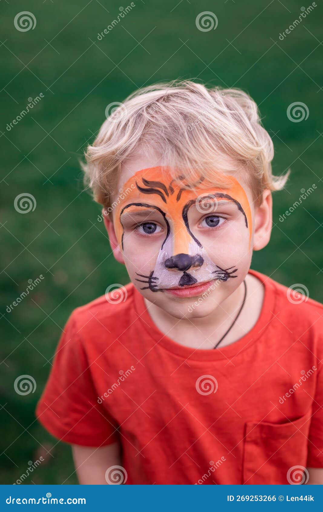 Um desenho colorido de um homem com o rosto pintado com tinta.