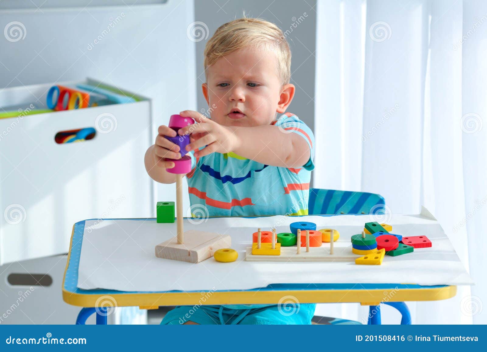 Garotinho De 2 Anos é Tocado Com Uma Pirâmide De Madeira. Brinquedos  Lógicos Educativos Para Crianças. Jogos Montessori Para Crian Foto de Stock  - Imagem de eduque, jogo: 201508416