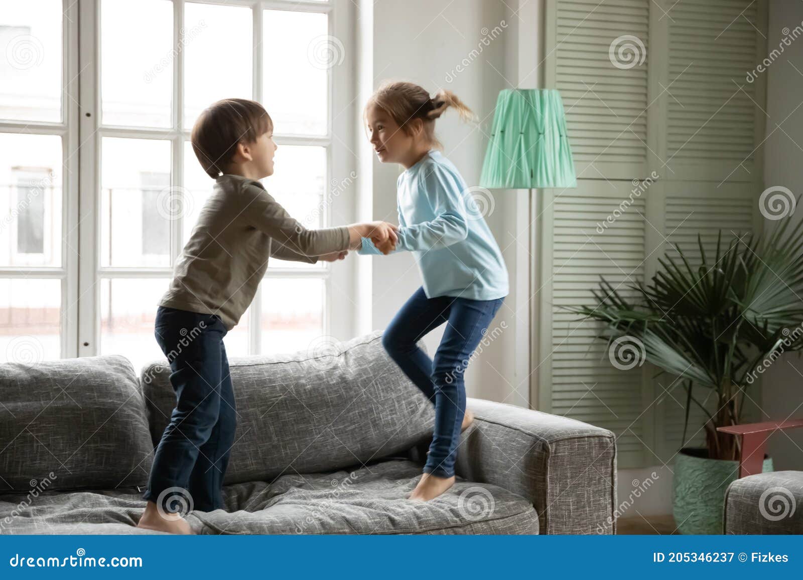 Jogos de irmão e irmã. crianças brincando juntos pulando correndo