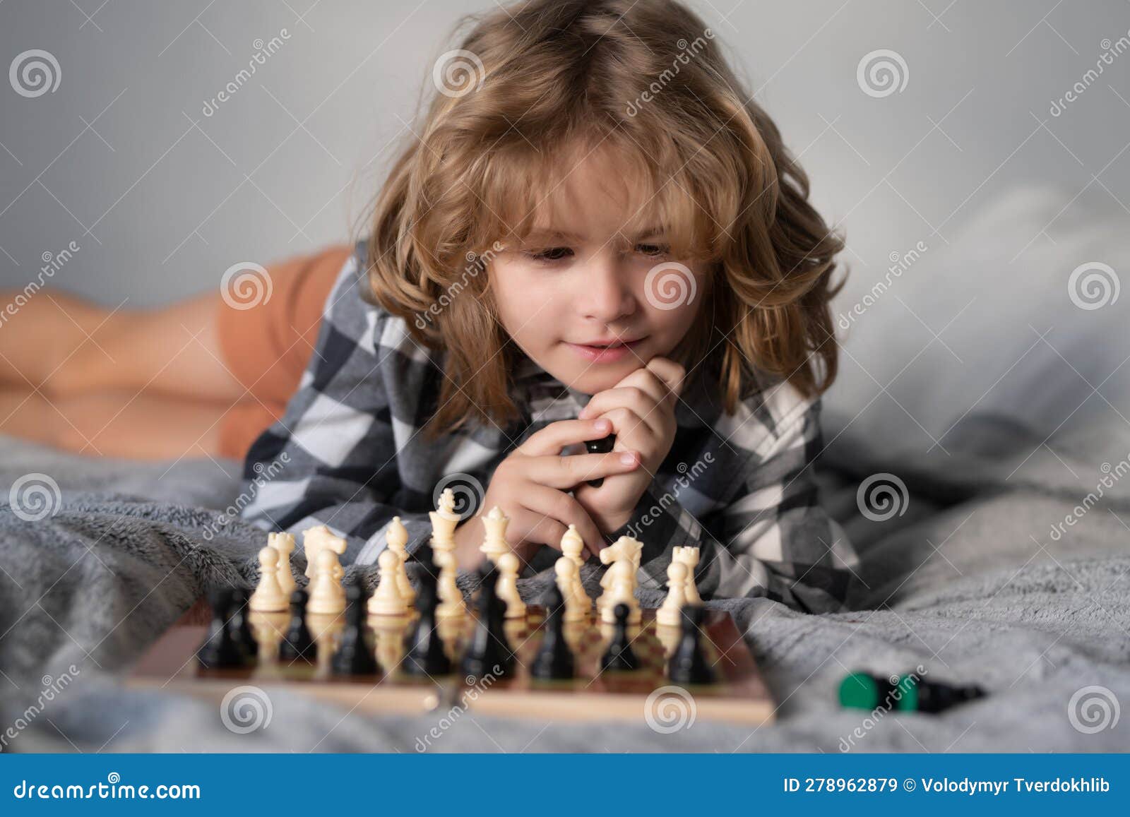 Esportes E Hobbies - Um Jogo De Xadrez Rápido. A Mão Da Criança