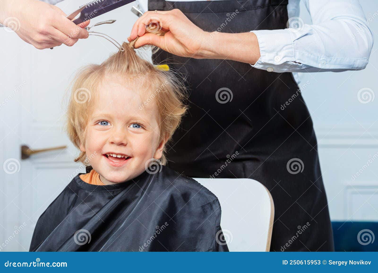 Lindo cabelo loiro e vista superior da tesoura de cabeleireiro aberta