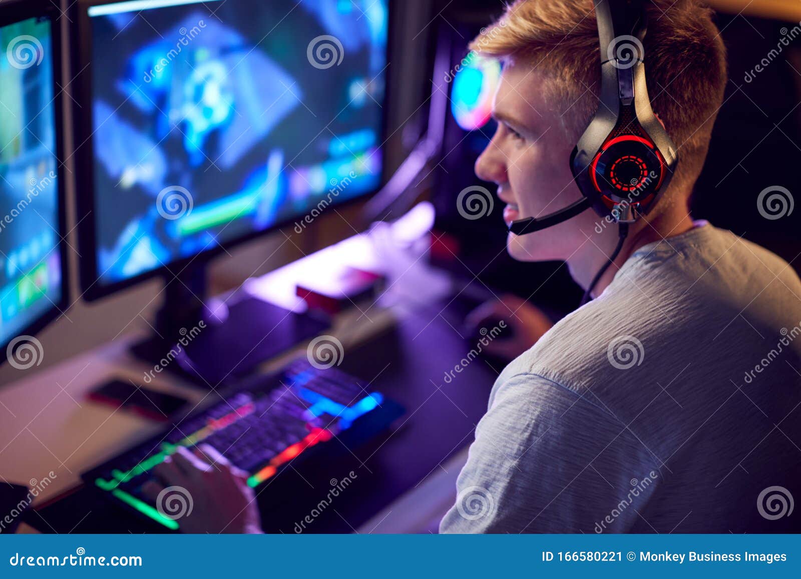 O Menino Usando Um Laptop Para Jogar Jogos Online. O Cara Está Jogando No  Console. Foto Royalty Free, Gravuras, Imagens e Banco de fotografias. Image  149701909