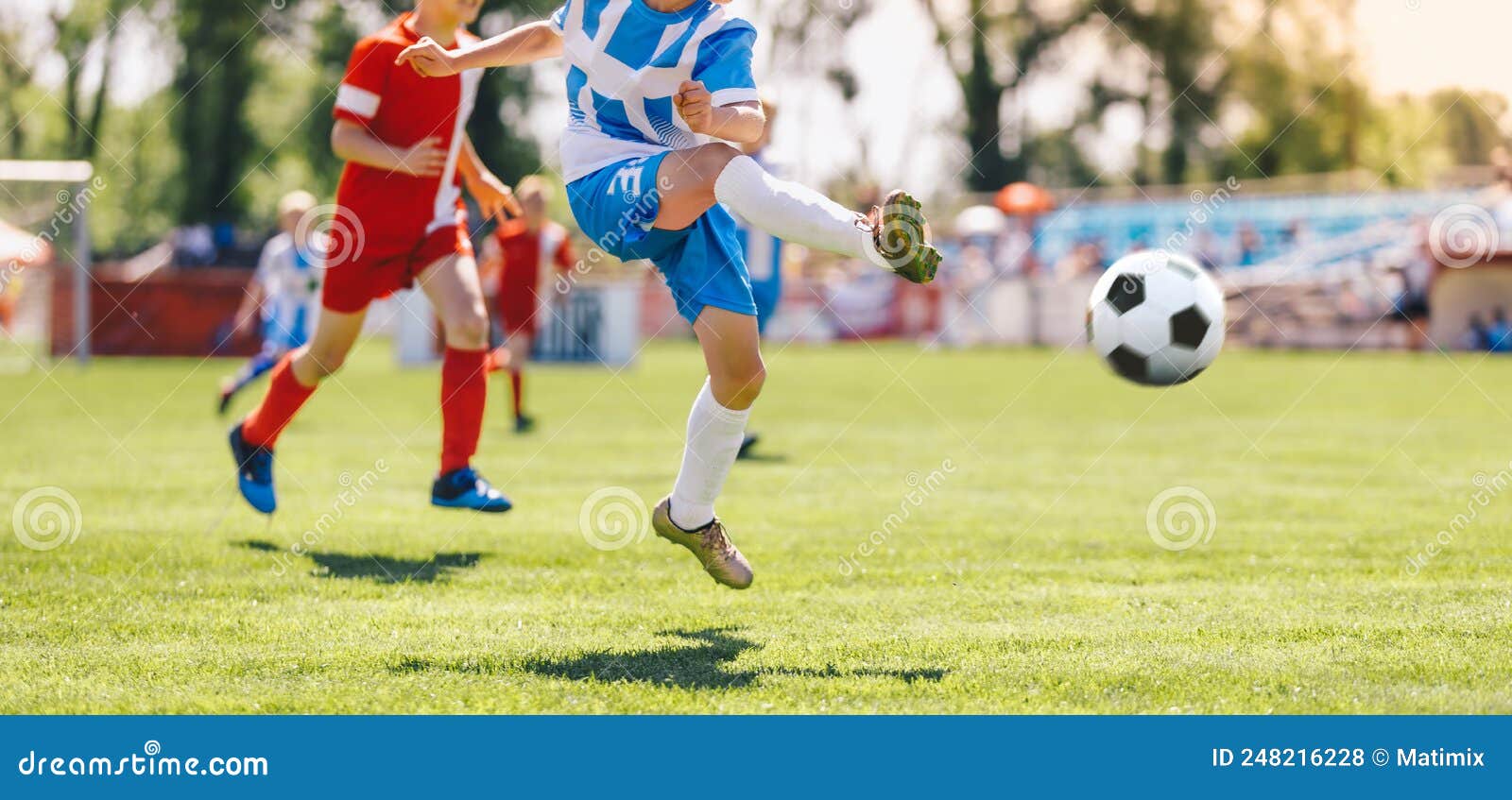 Jogar futebol no campo com uma bola marcar um gol imitação de um jogo de  futebol