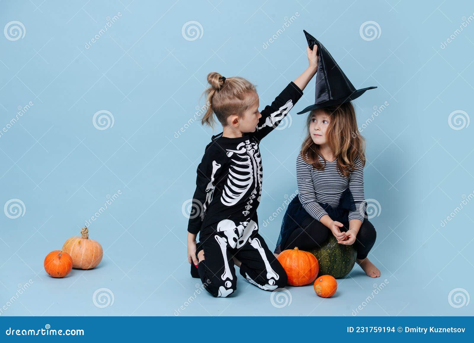 Menino com fantasia de esqueleto no carnaval de halloween em um