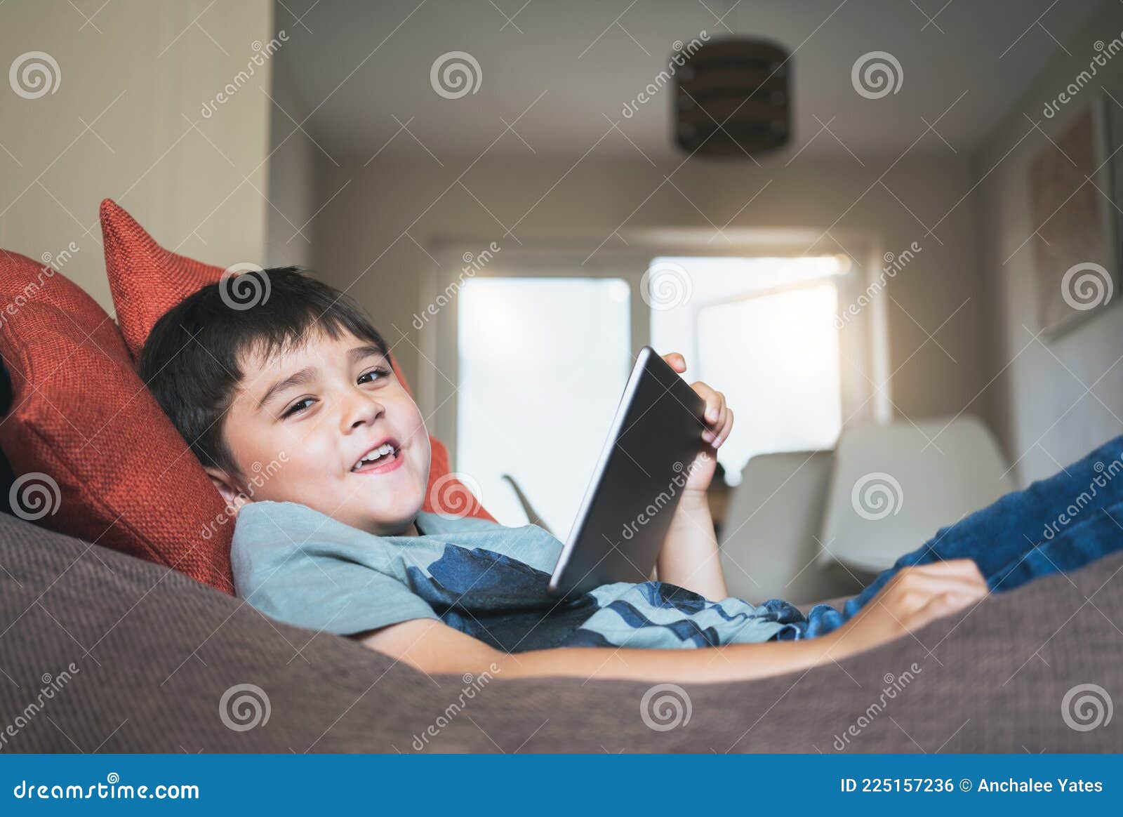 Um menino jogando jogos online na internet desenho de uma linha de jogos  online