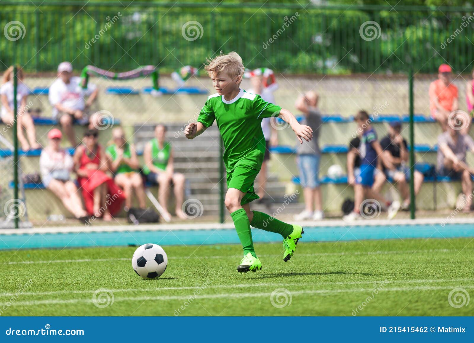 Jogo De Futebol. Crianças Jogando Futebol. Meninos Jovens Chutando Bola De  Futebol No Campo De Esportes. Crianças Jogando Jogo De Torneio De Futebol  No Campo. Juventude Jogo De Futebol Europeu Foto Royalty