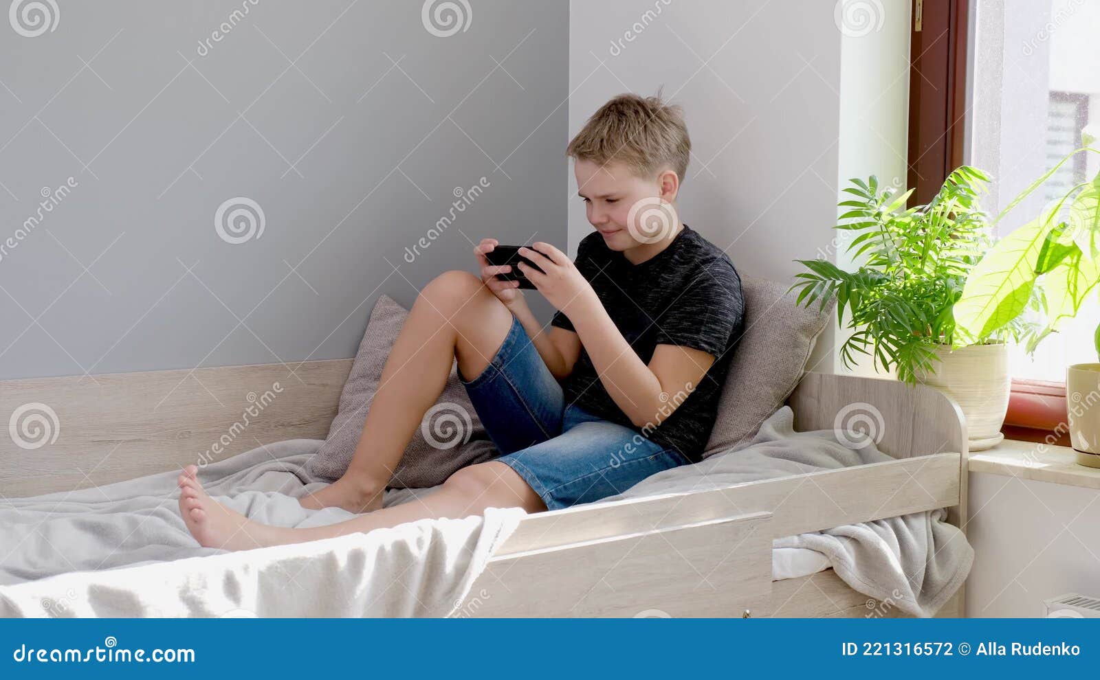 retrato cinematográfico menino jogando no celular enquanto espera por  comida, garoto sentado no café enviando texto para amigos, criança jogando jogo  online no telefone. 9713796 Foto de stock no Vecteezy