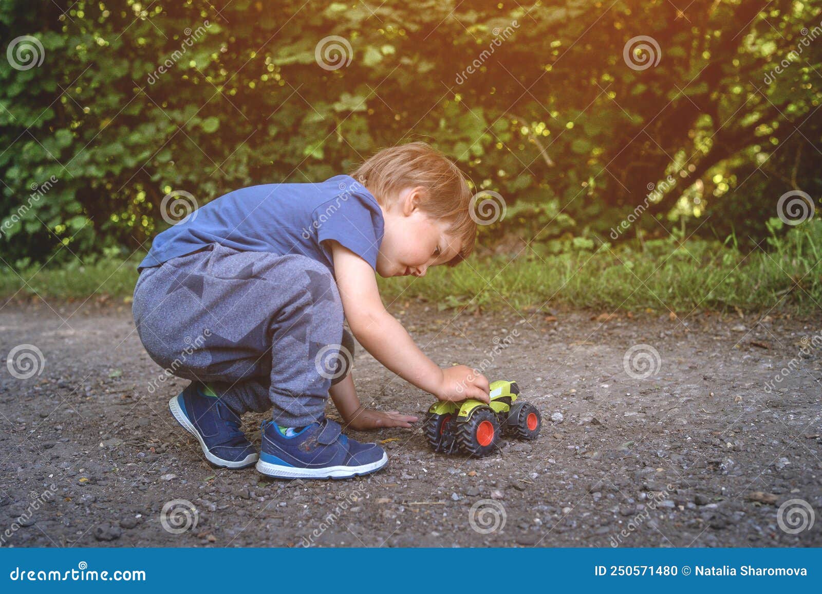 Crianças brincando com carro de controle remoto