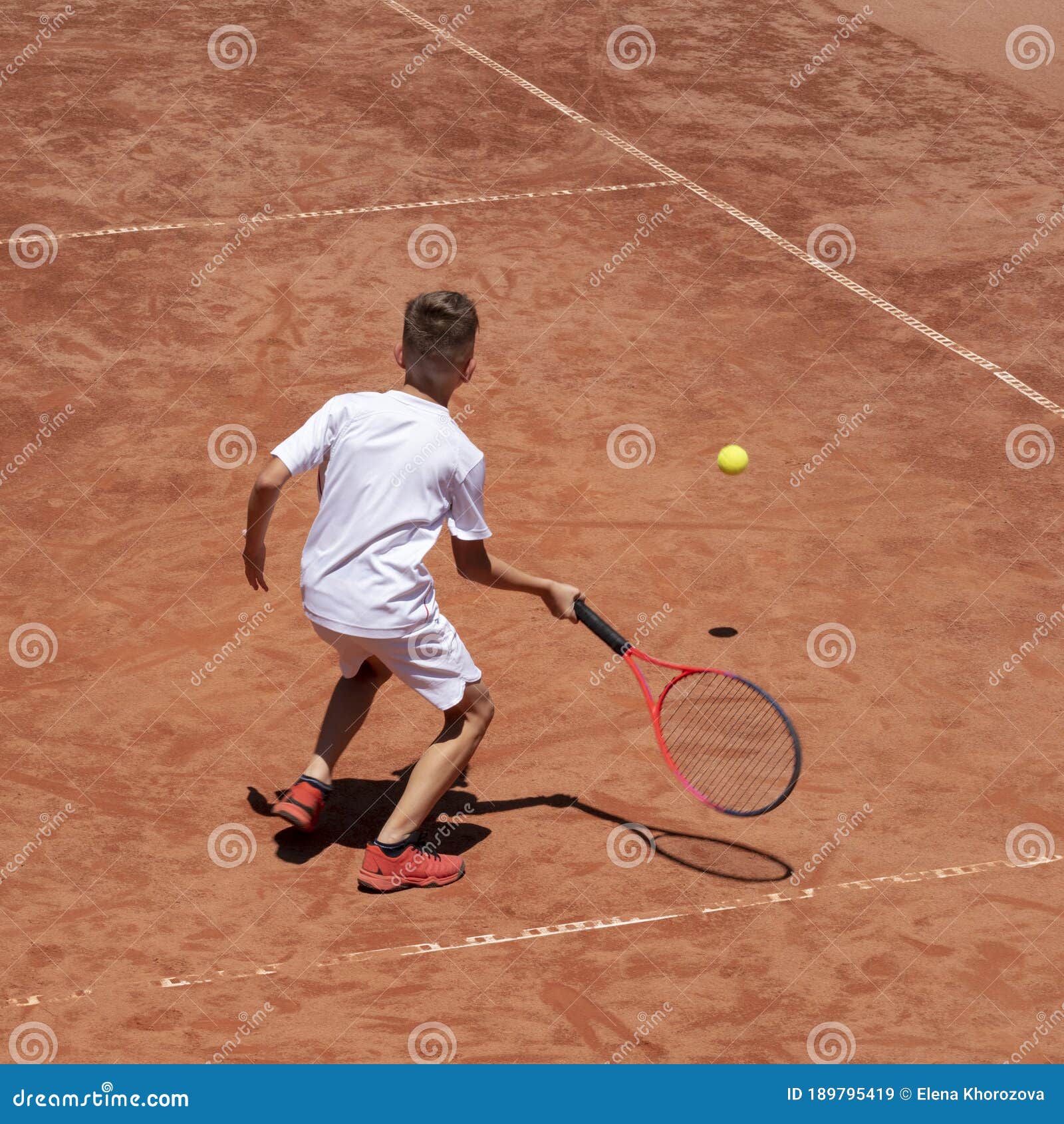 Garoto Joga Tênis Na Quadra De Tênis. Criança Está Focada No Jogo. Conceito  De Esporte De Tênis Infantil. Espaço De Cópia Imagem de Stock - Imagem de  aberto, postura: 189795419