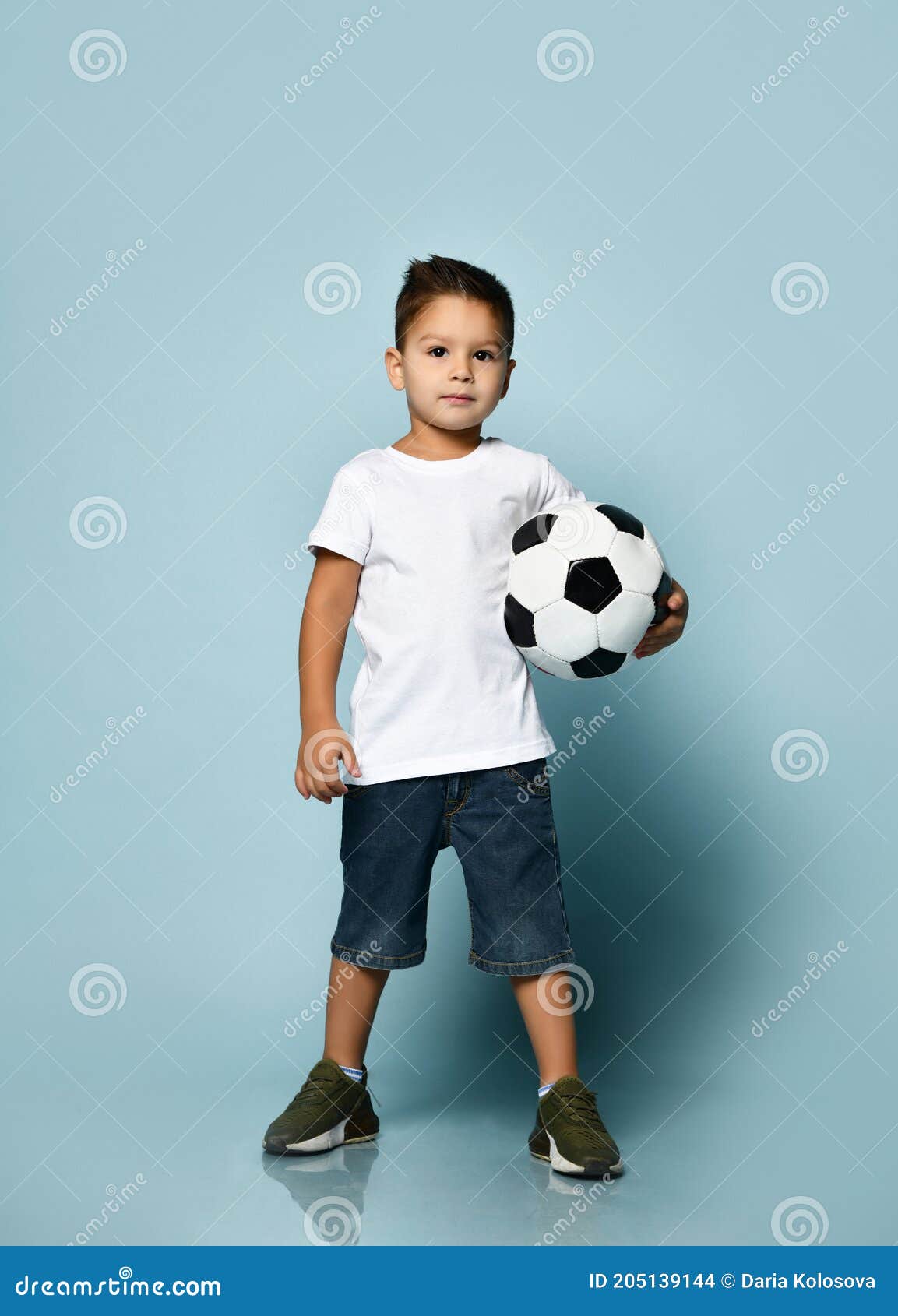 Adolescentes jogando futebol jogo de futebol fotos, imagens de