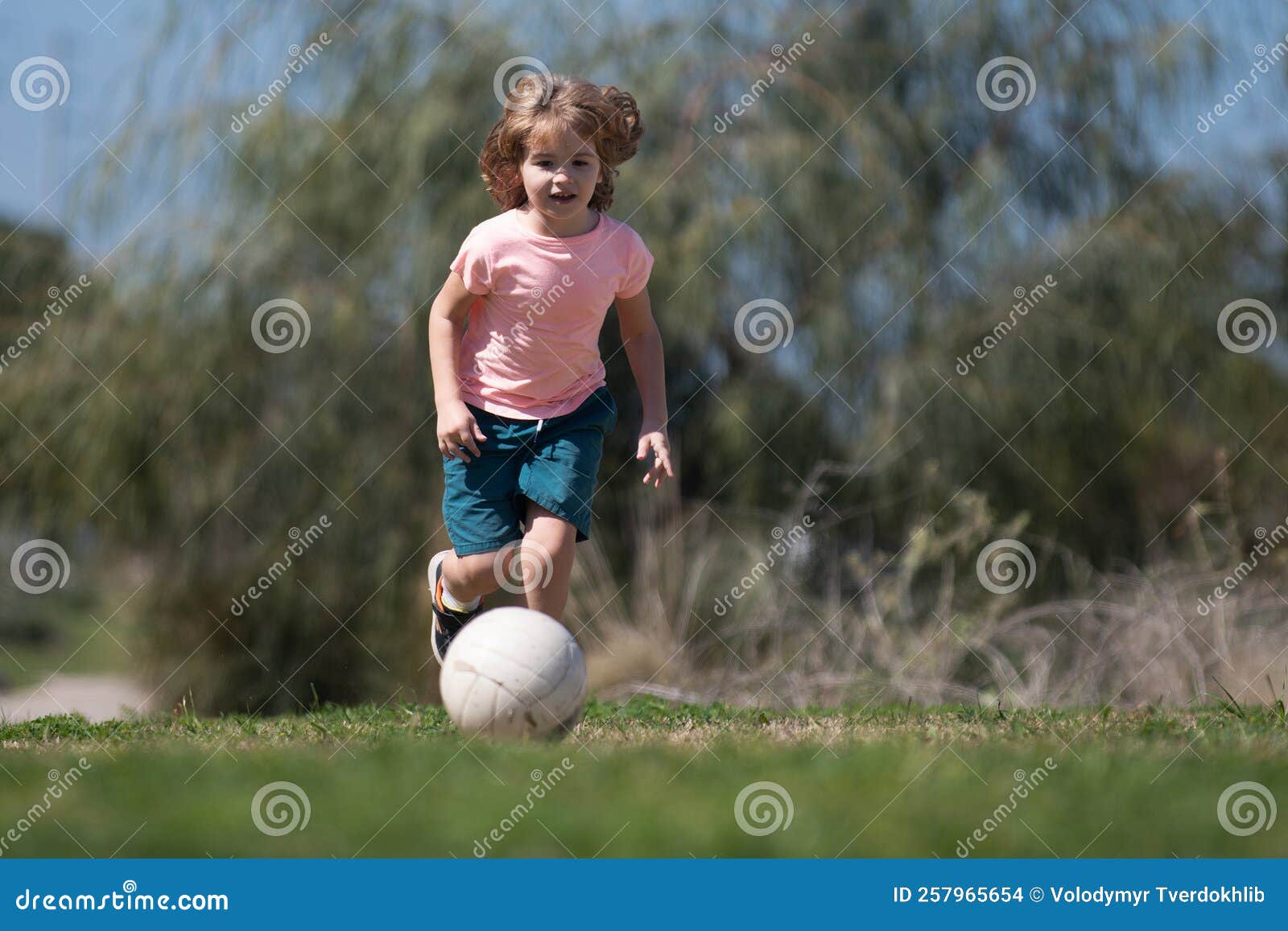 Jogo de futebol infantil. meninos jogando futebol no campo de