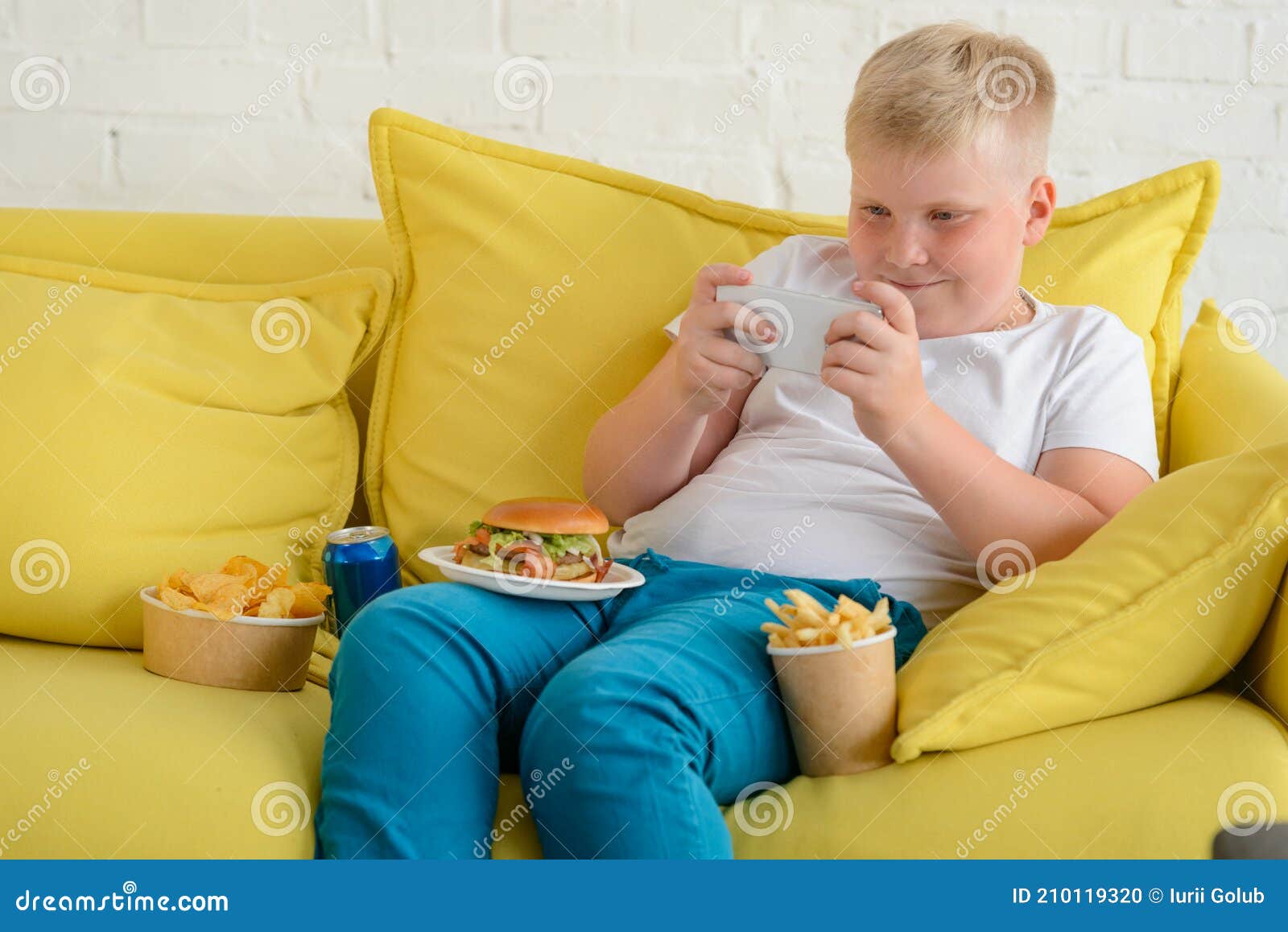 retrato menino jogando no celular enquanto espera por comida