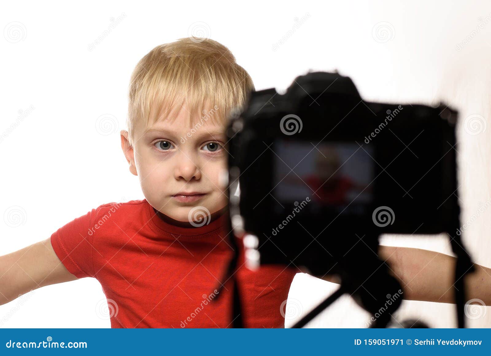 O Garoto Se Chama E Se Apresenta Em Uma Câmera Móvel No Estúdio Para Baixar  E Assistir Vídeos Engraçados Foto de Stock - Imagem de sorriso, grelhas:  232500762