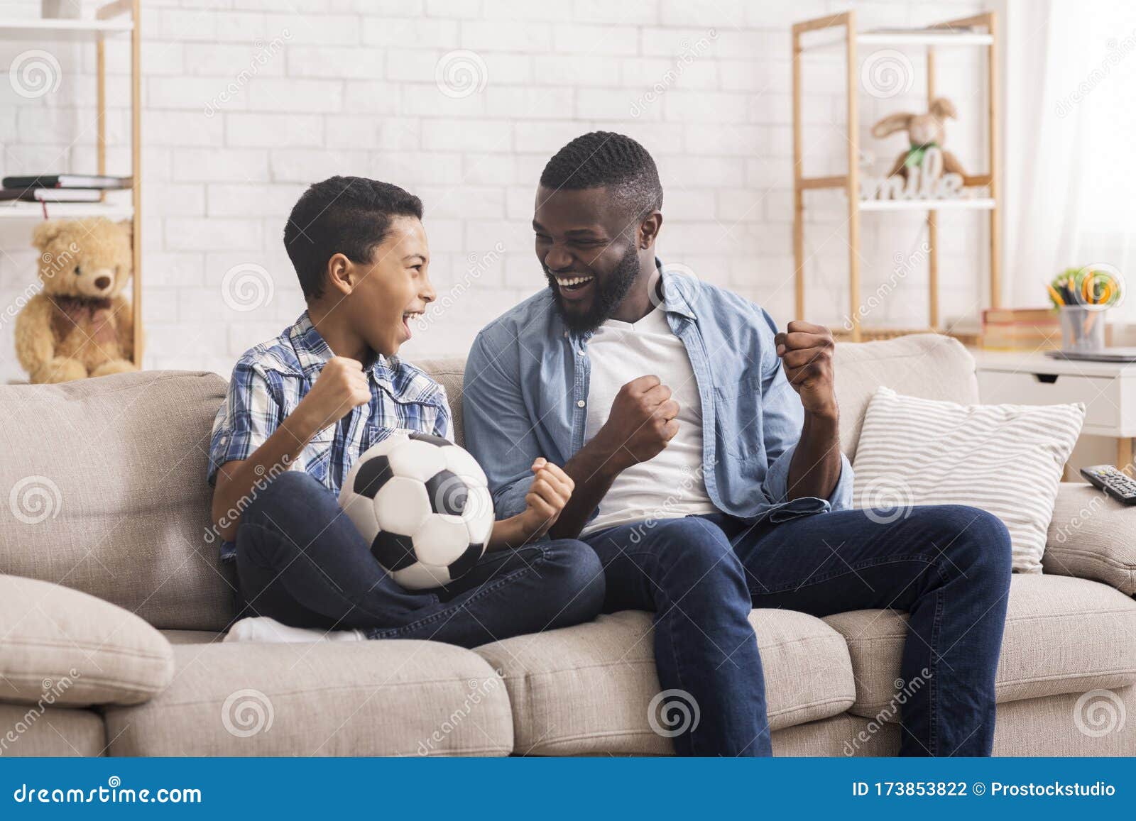 Imagem Composta De Colagem. Grupo De Jovens Assistindo Jogos De