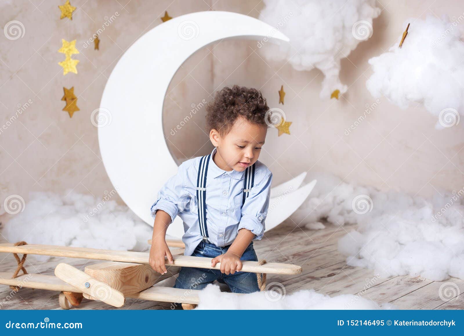 Garoto Negro Fecha Retrato De Sorriso Alegre Em Uma Camisa Azul Com  Suspensórios Brincadeira Afro-americana Nas Crianças Imagem de Stock -  Imagem de preto, afro: 152146495