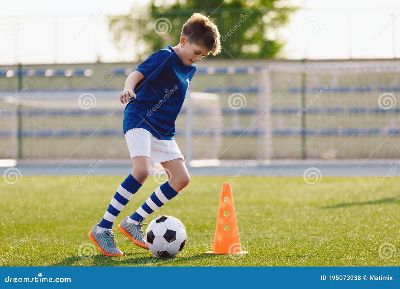 Futebol infantil meninos jogam esporte competitivo no parque