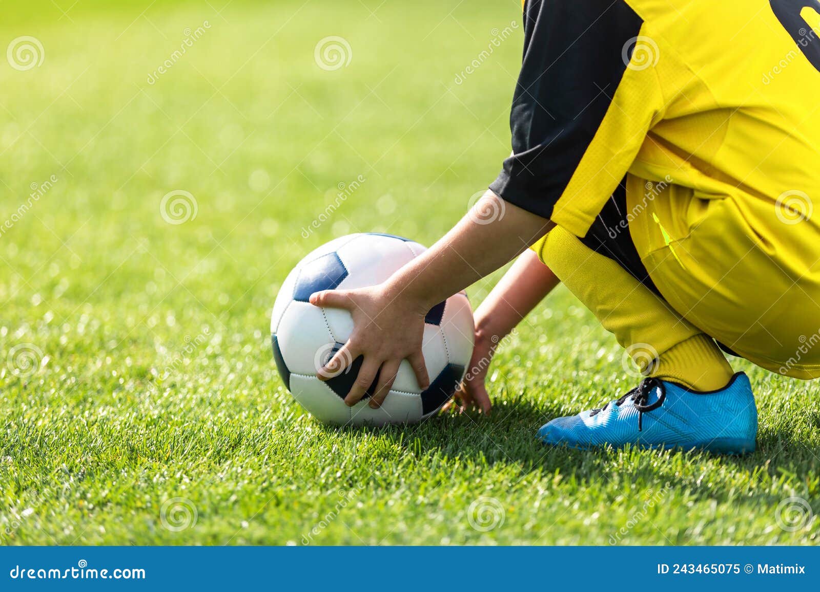 Garoto Pega a Bola Do Campo De Jogo. Criança Segurando Uma Bola De Futebol  Nas Mãos Imagem de Stock - Imagem de exterior, picareta: 243465075