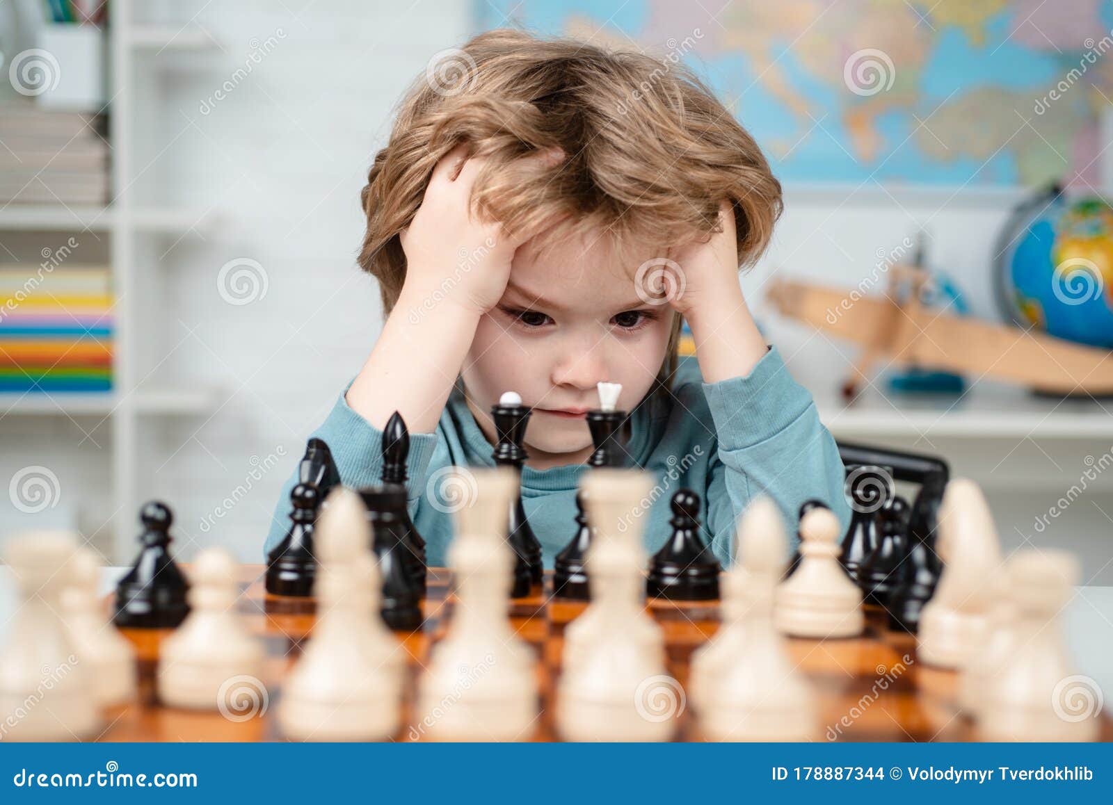 Foto de Adolescente Jogando Xadrez Sozinho e mais fotos de stock