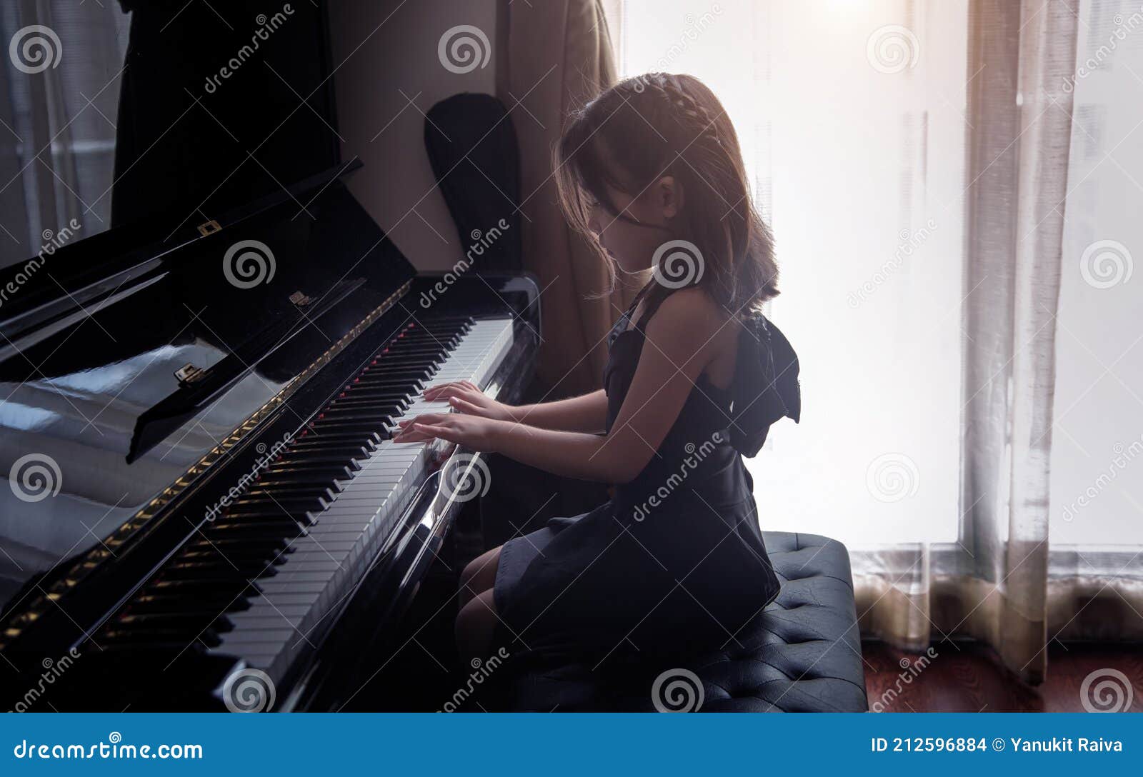 Linda garota asiática aprendendo música de piano online com