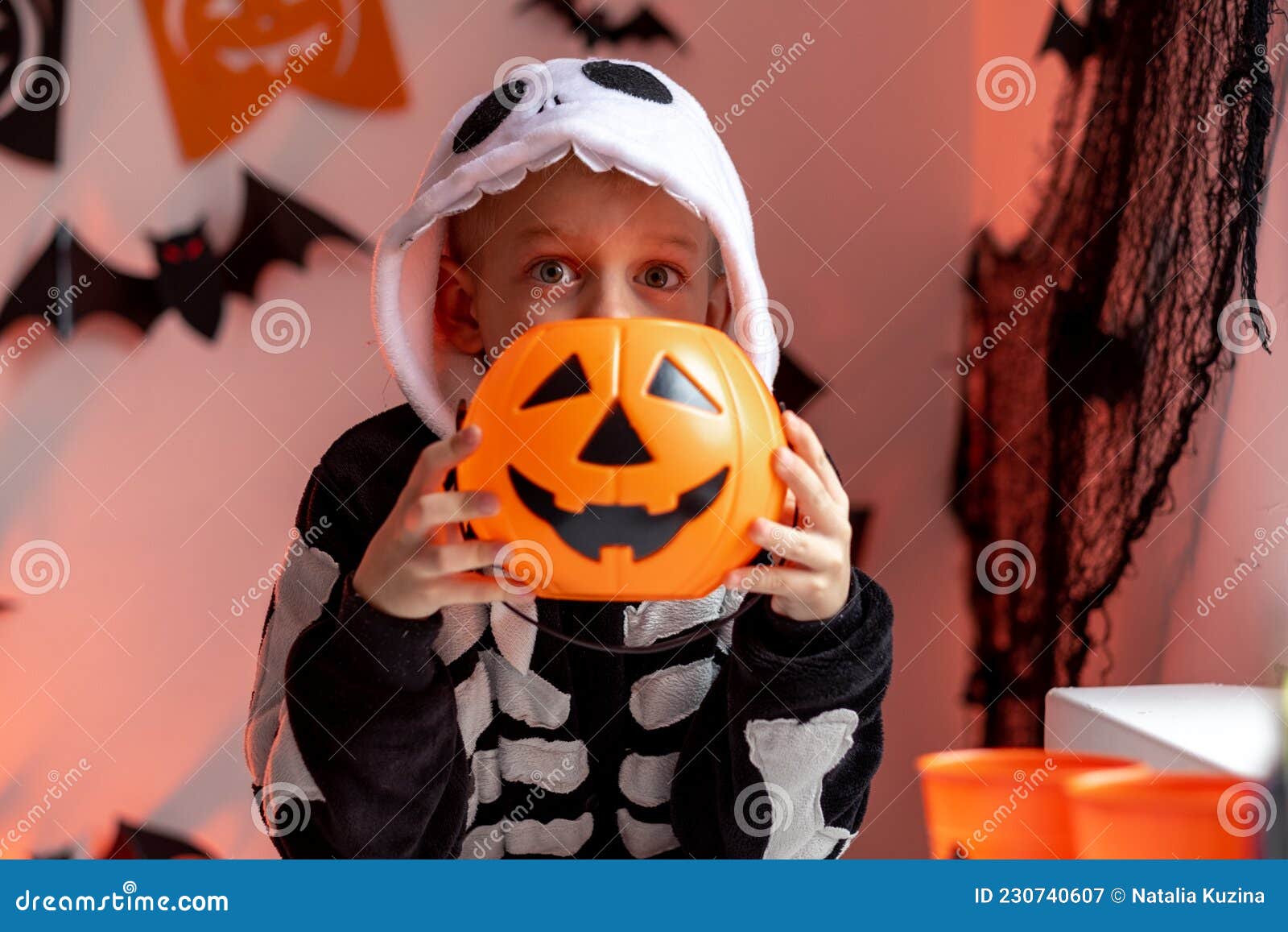 Crianças De Halloween Retratam Garoto Em Fantasia De Esqueleto De