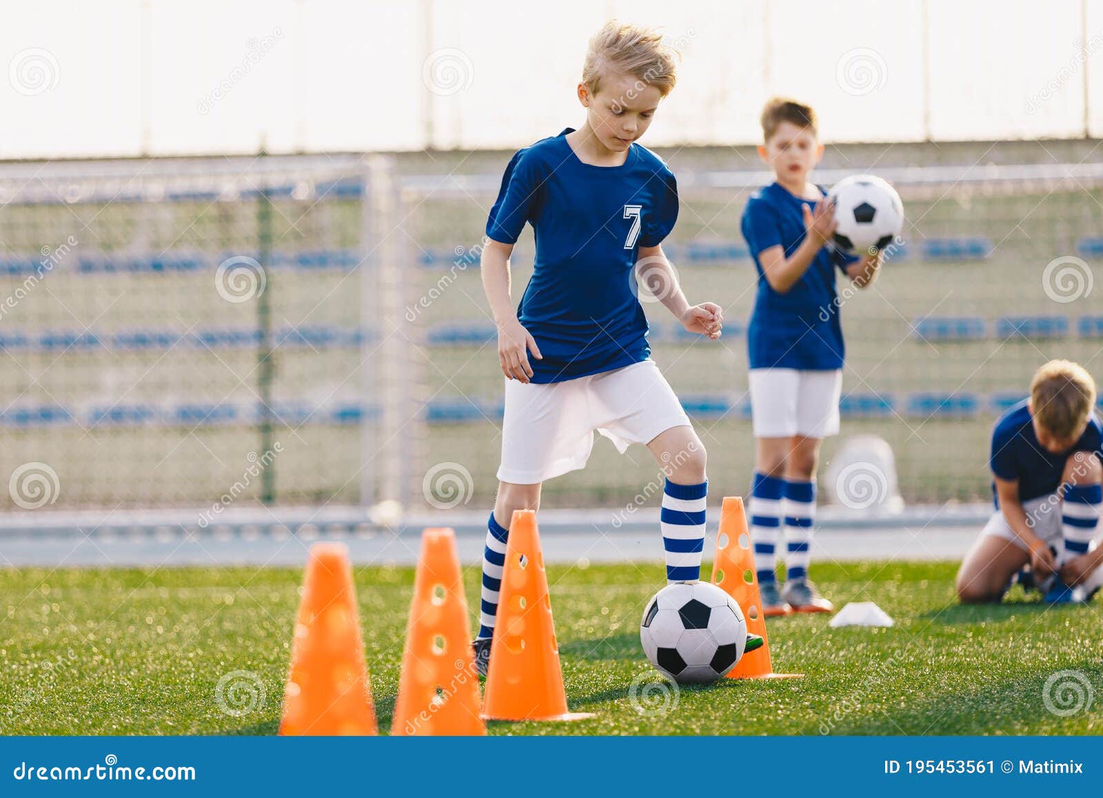 Meninos Jogando Bola De Futebol No Local De Treinamento. Jovem