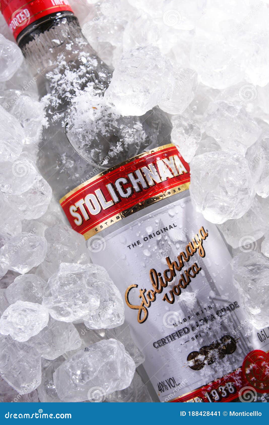 Garrafa De Stolichnaya Vodka Em Gelo Triturado Foto Editorial - Imagem de internacional, frasco: 188428441