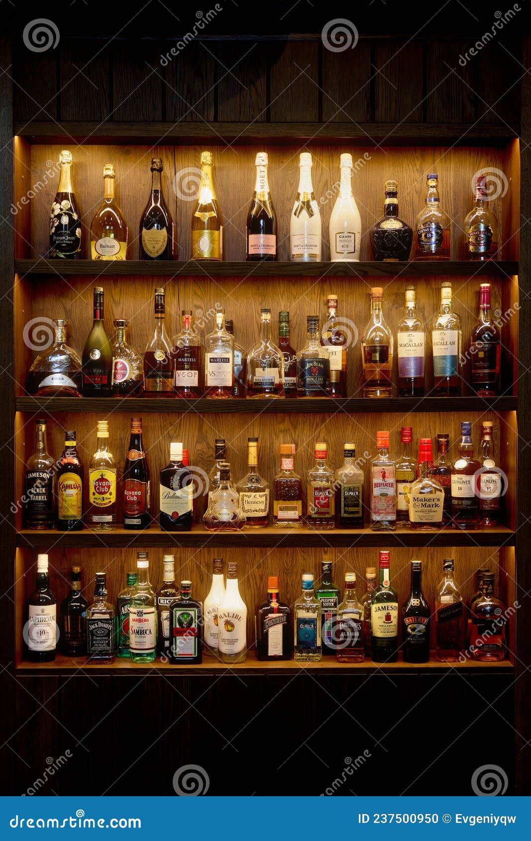 Garrafas Com álcool Em Bar. Garrafas De Bebidas Alcoólicas Estão Nas  Prateleiras. Bar on the Wall 06062021 Rostov Imagem Editorial - Imagem de  luxo, exclusivo: 237500950