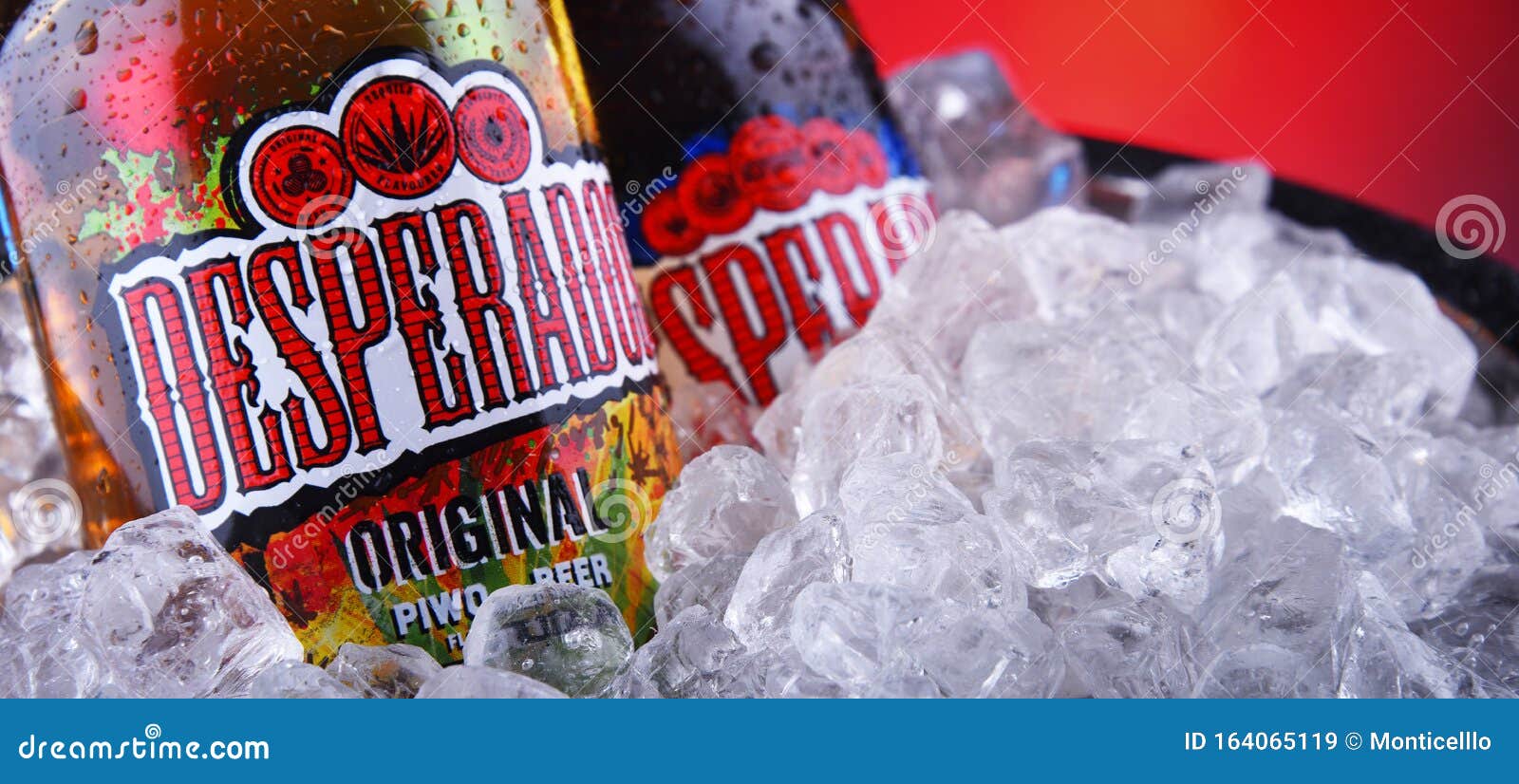 Garrafas De Cerveja De Desperados No Balde Com Gelo Esmagado