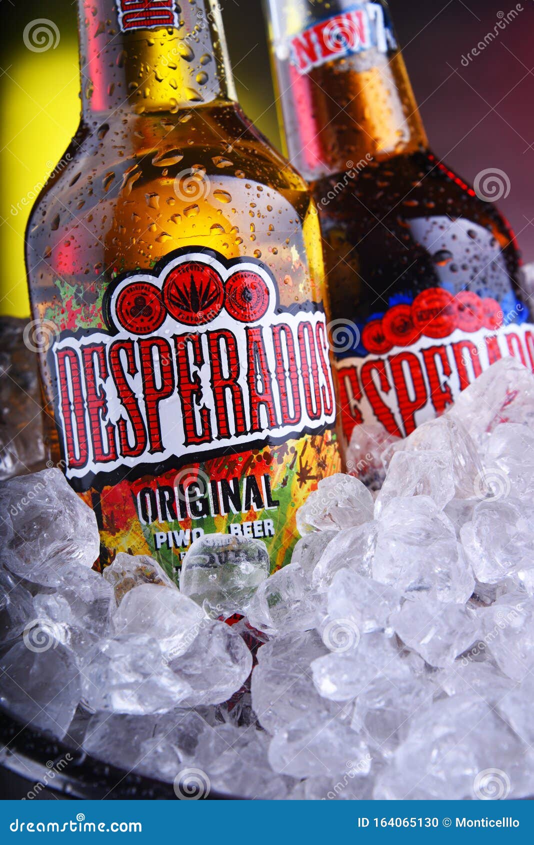 Garrafas De Cerveja De Desperados No Balde Com Gelo Esmagado