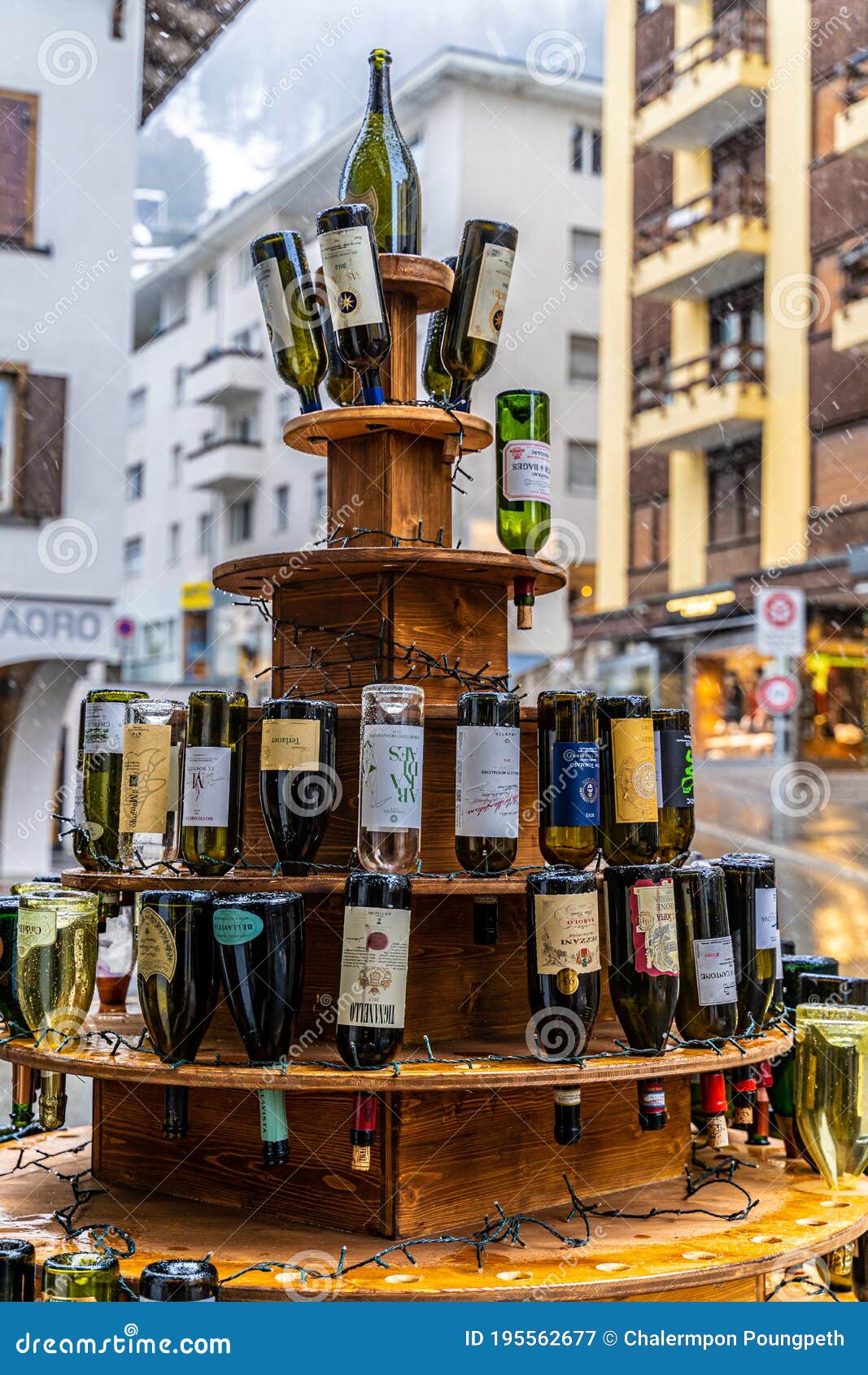 Garrafas De Licor Vazias De Ponta-cabeça Na árvore De Natal De Madeira, Porta-enxertos Fora De Um Restaurante Fotografia Editorial - Imagem de vinho, recipiente: 195562677 Garrafas De Licor Vazias De Ponta-cabeça Na árvore De Natal De Madeira, Porta-enxertos Fora De Um Restaurante Fotografia Editorial - Imagem de vinho, recipiente: 195562677