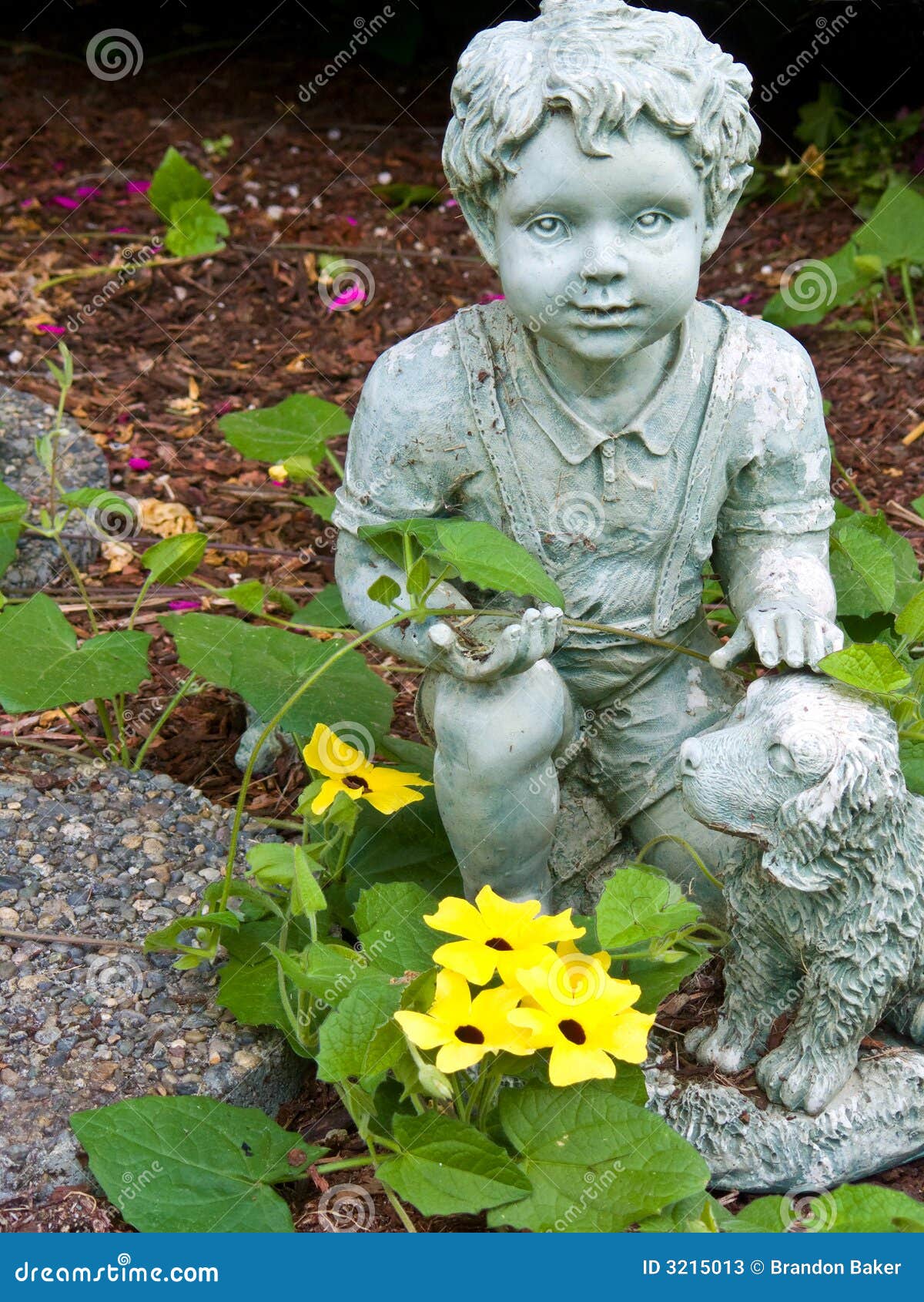 Garten-Statue. Gartenstatue mit Blumenwachsendem um es.