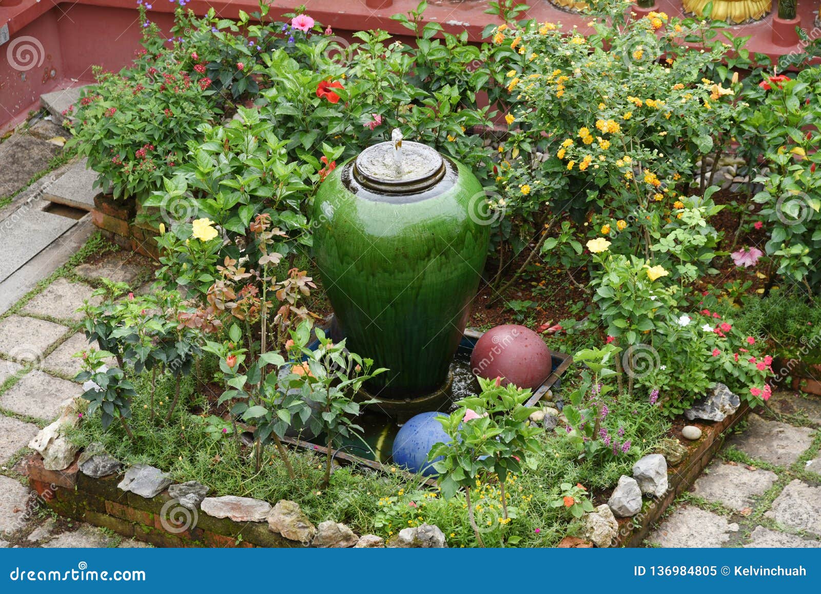 Garten Wasser Brunnen Stockbild Bild Von Grun Antiken 136984805