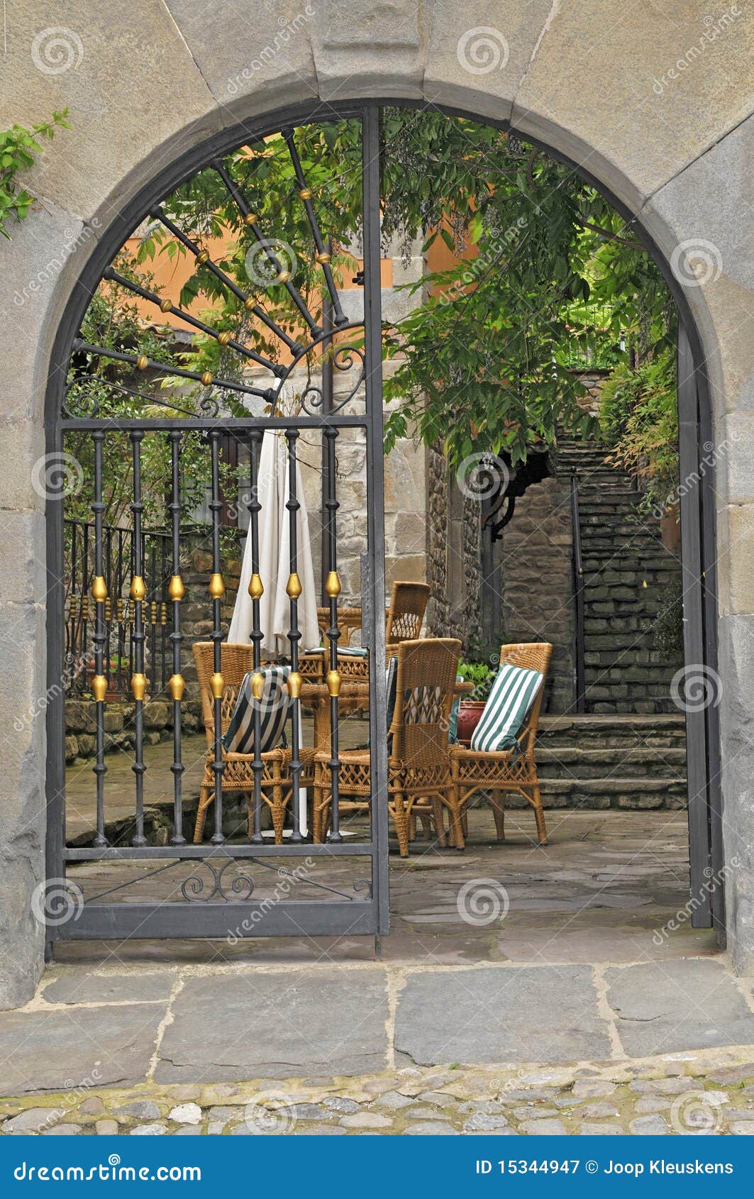 Gartentor stockbild. Bild von möbel, hell, bäume, willkommen - 15344947