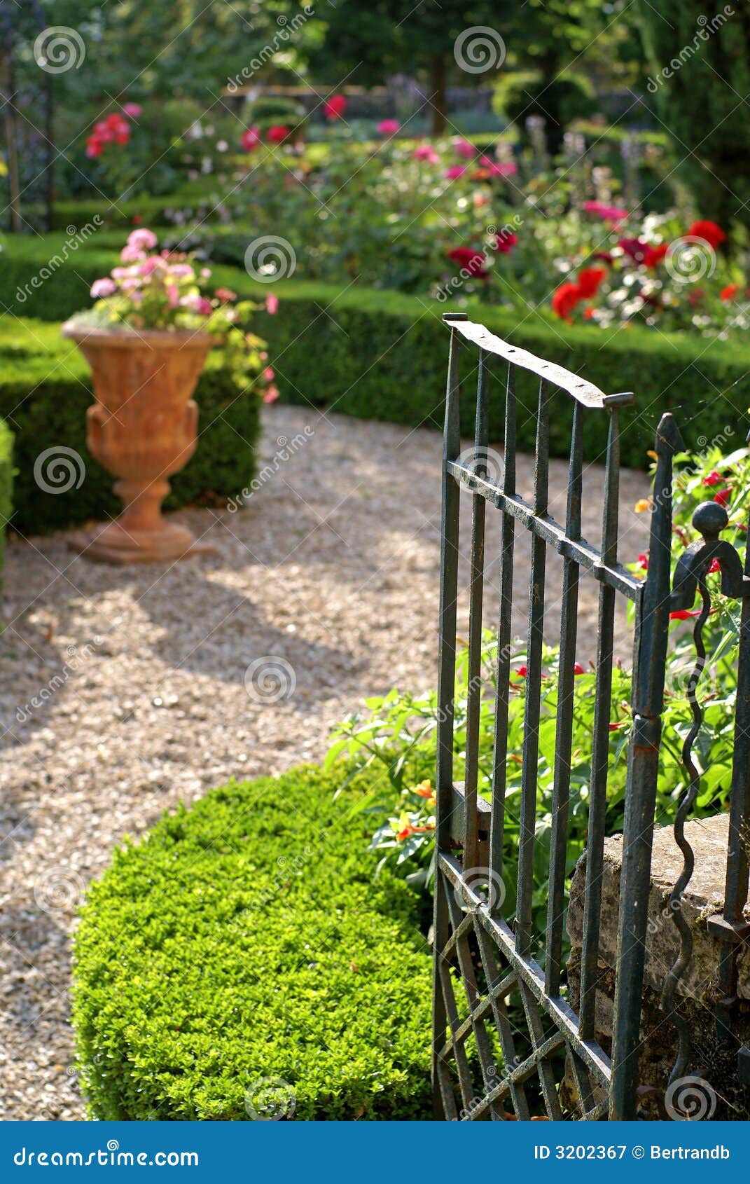 Gartentor stockbild. Bild von laub, formal, busch, ironwork - 3202367