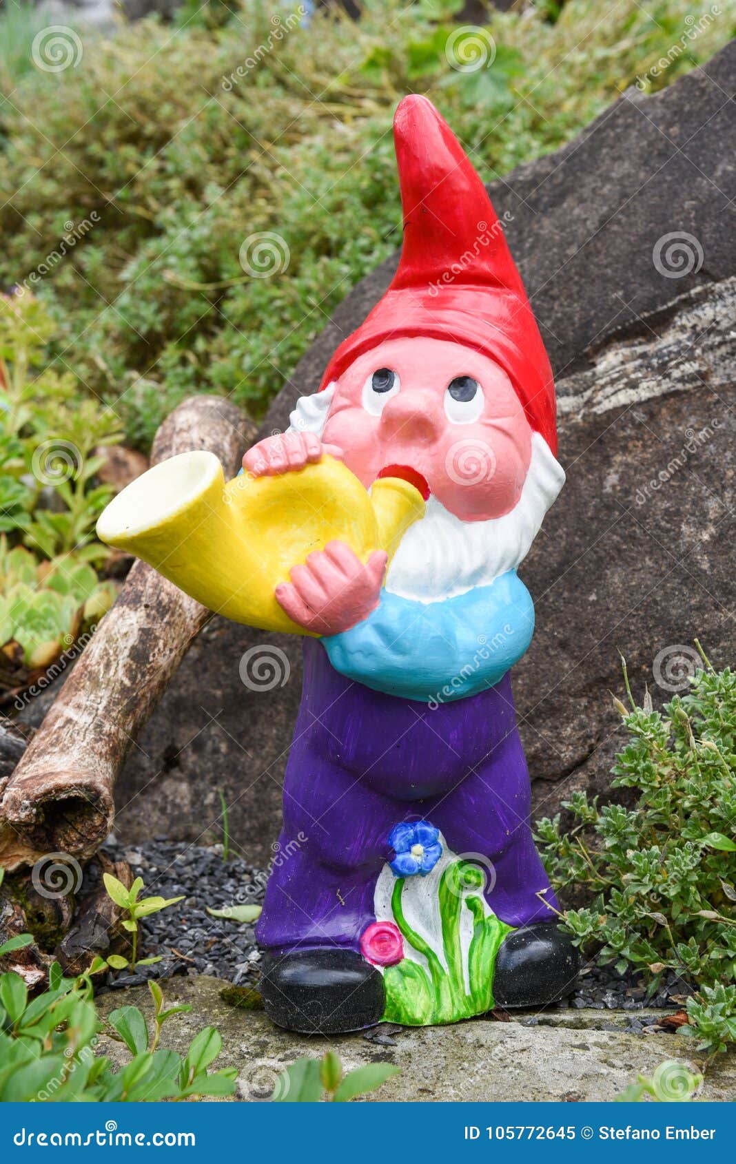 Gartenzwerg, Der Ein Horn in Einem Garten Spielt Stockbild Bild von