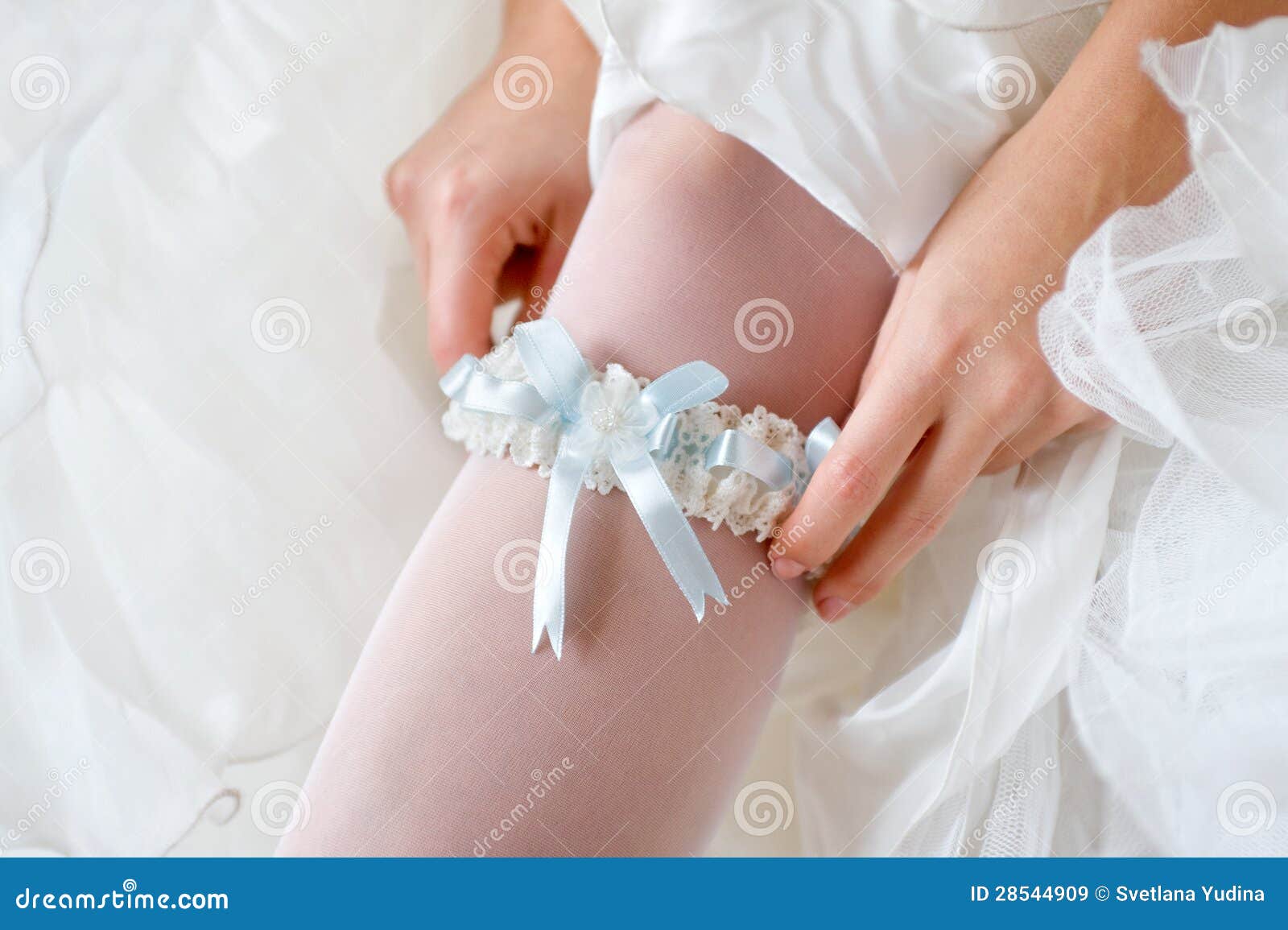 garter on bride's leg