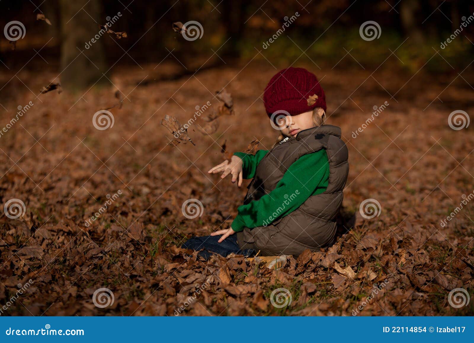 Garçon d'automne. Garçon avec des lames dans le temps d'automne