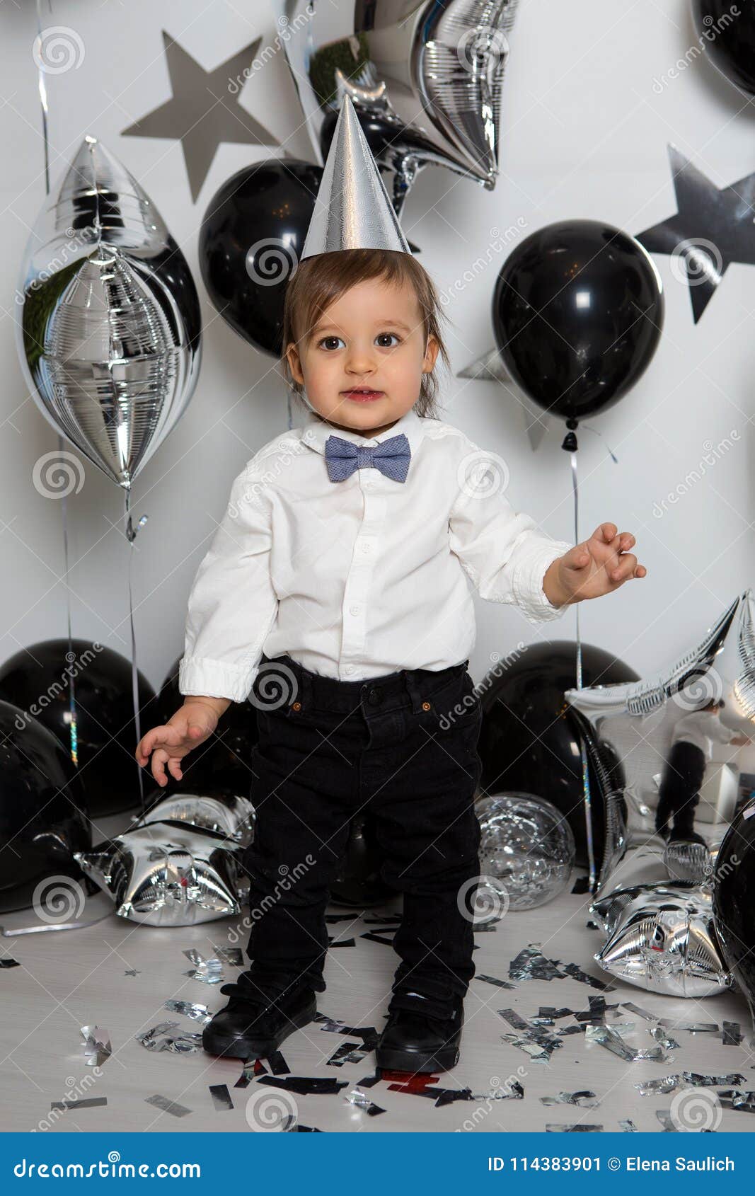 Gar on Dans Des V tements Noirs Sur Sa F te D anniversaire Avec Le