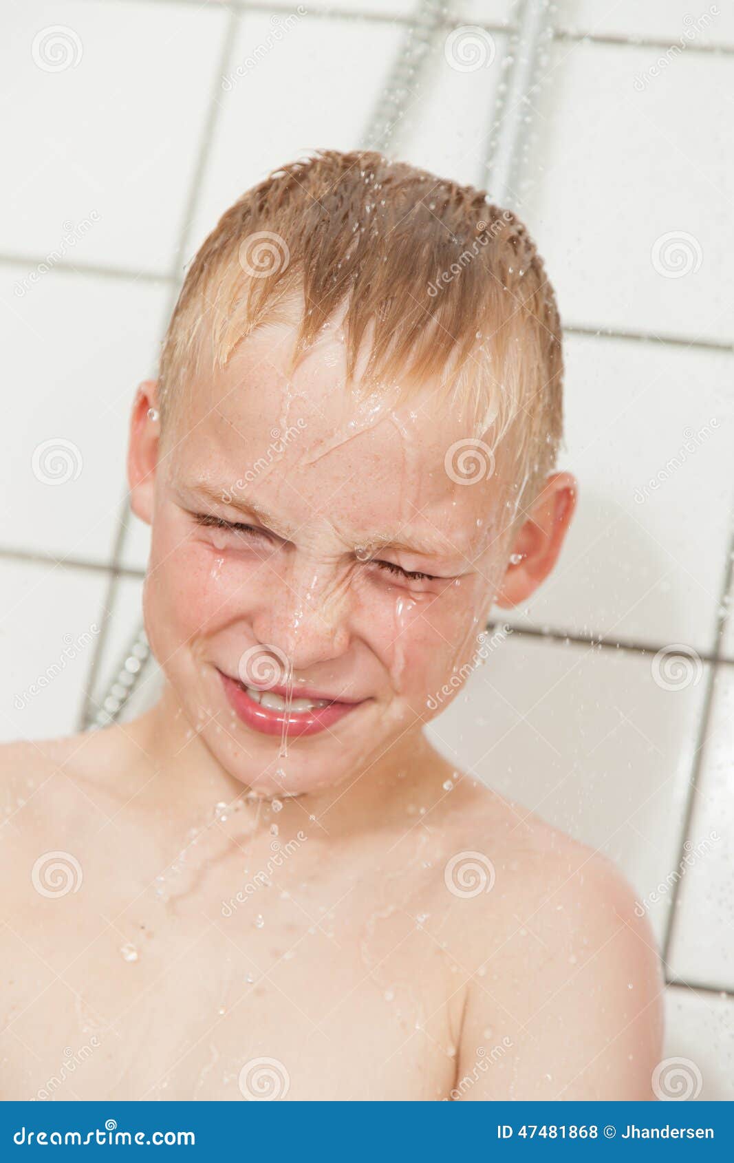 Garçon Dans La Douche Avec De L'eau Dans Le Visage Photo stock Image