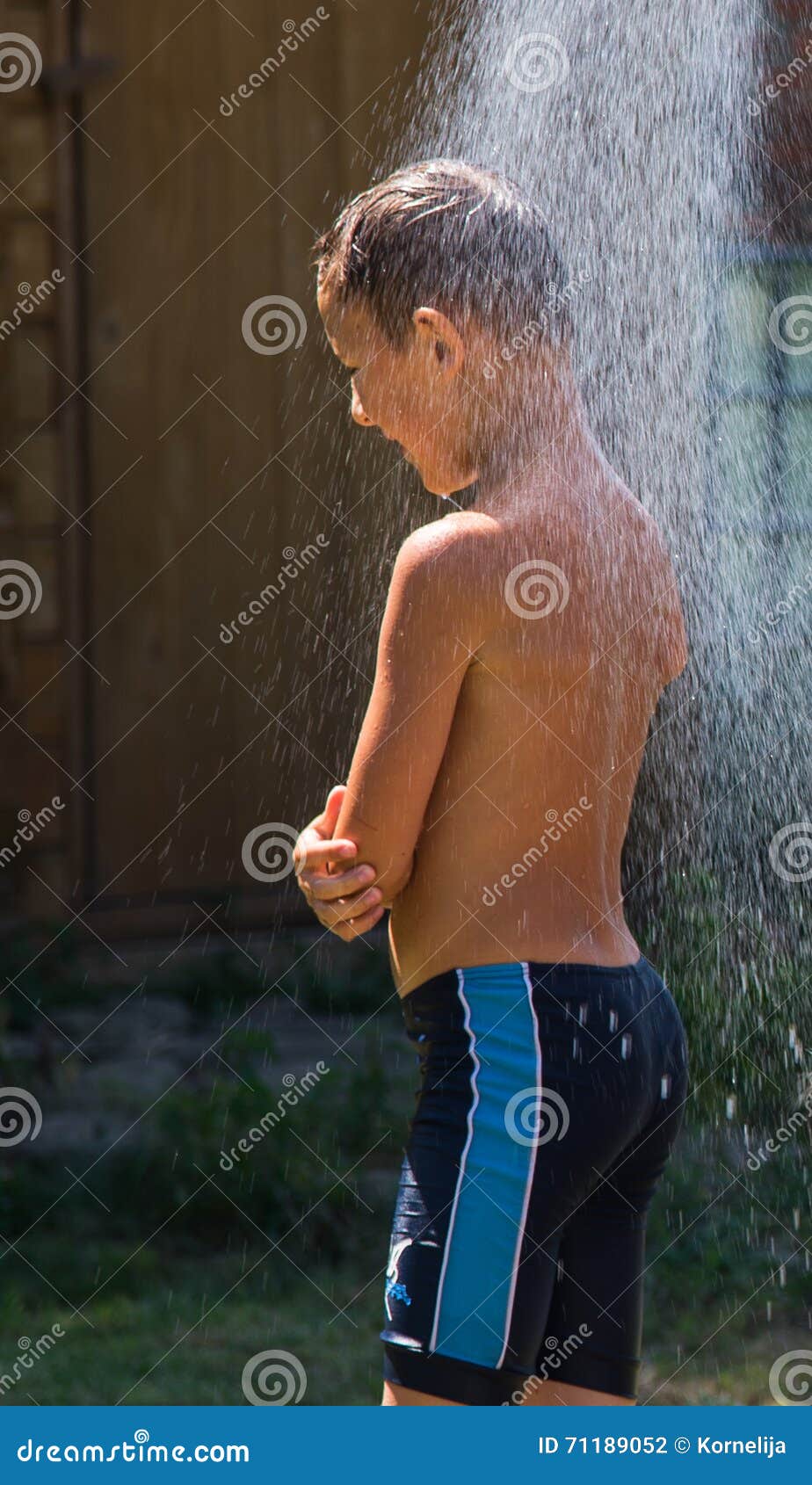 Garçon sous une douche photo stock. Image du enfant, cours 71189052