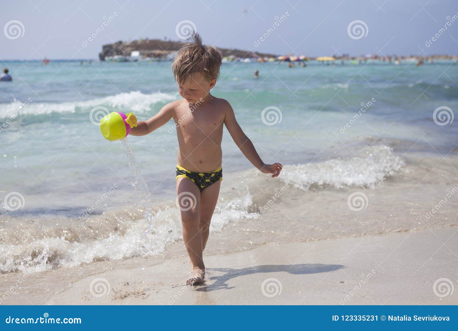 Jeu de garçon sur la plage dans Ayia Napa, Chypre Les enfants apprécient la belle mer