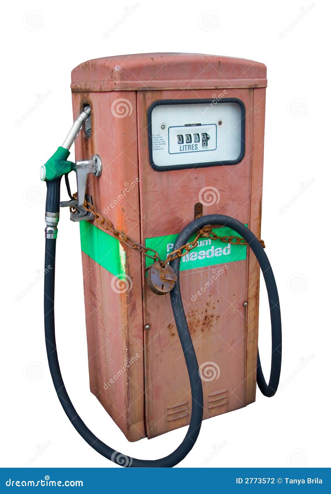 Gas. Foto van de oude benzinepost die op witte achtergrond wordt geïsoleerdA
