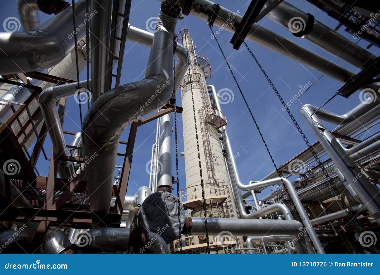 Gas-Verdichter-Betriebskontrollturm Und -rohrleitung Stockfoto