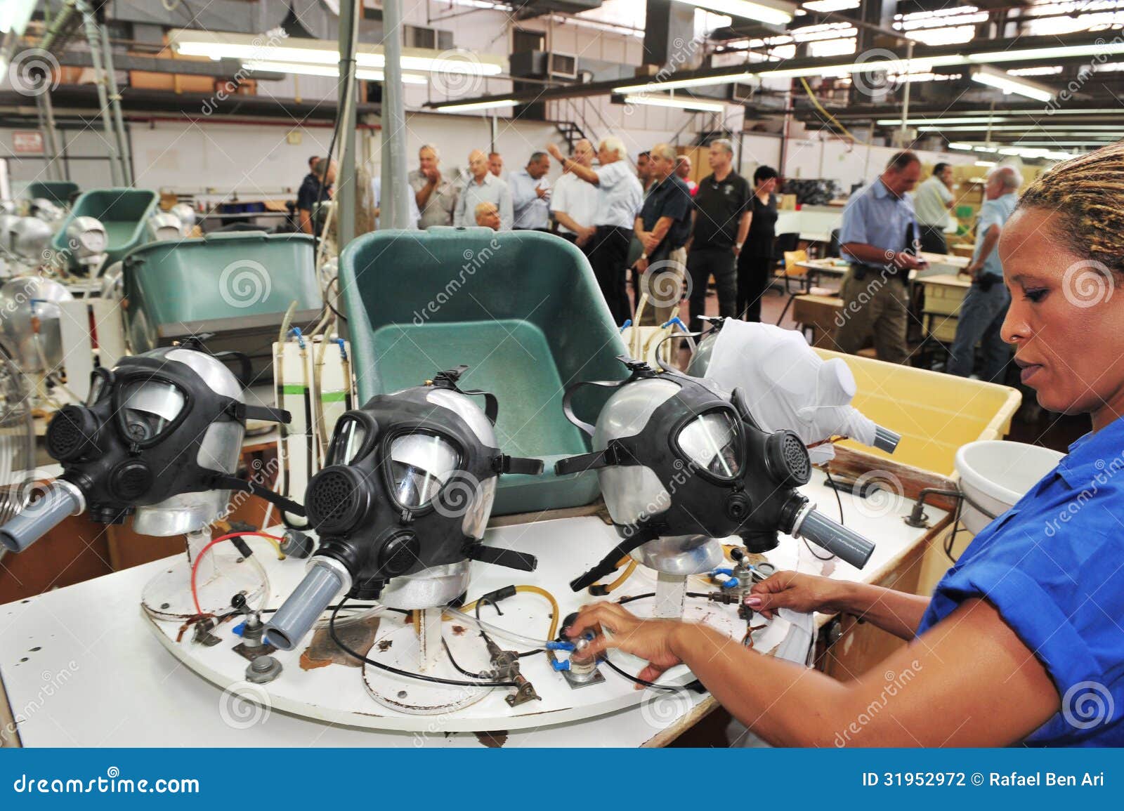 KIRJAT GAT, ISR - 4. OKTOBER: Arbeitskräfte an der Gasmaskefabrik am 4. Oktober 2010. Nur 58% Prozent Israelis haben Gasmasken. Es schätzte, dass es $350 Million USD die Küste entlangfährt, um den Rest der Bevölkerung zu bedecken.