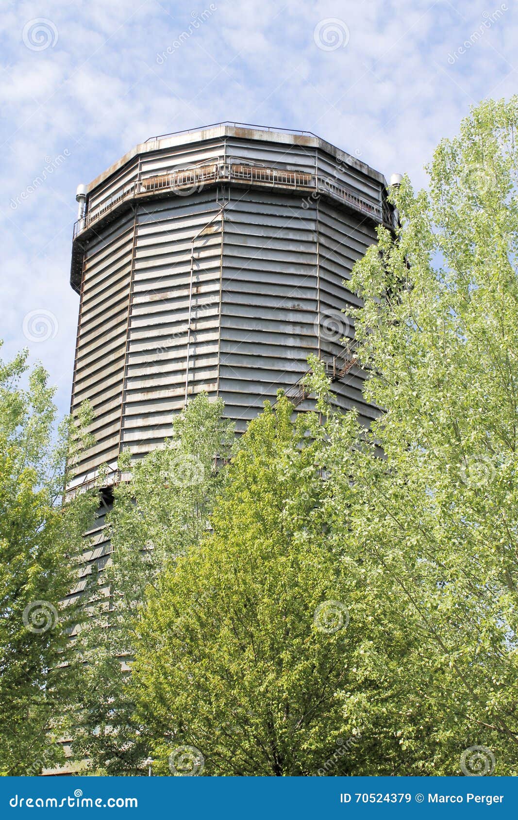 Gasometer. Gasômetro antigo em Bríxia em Itália do norte