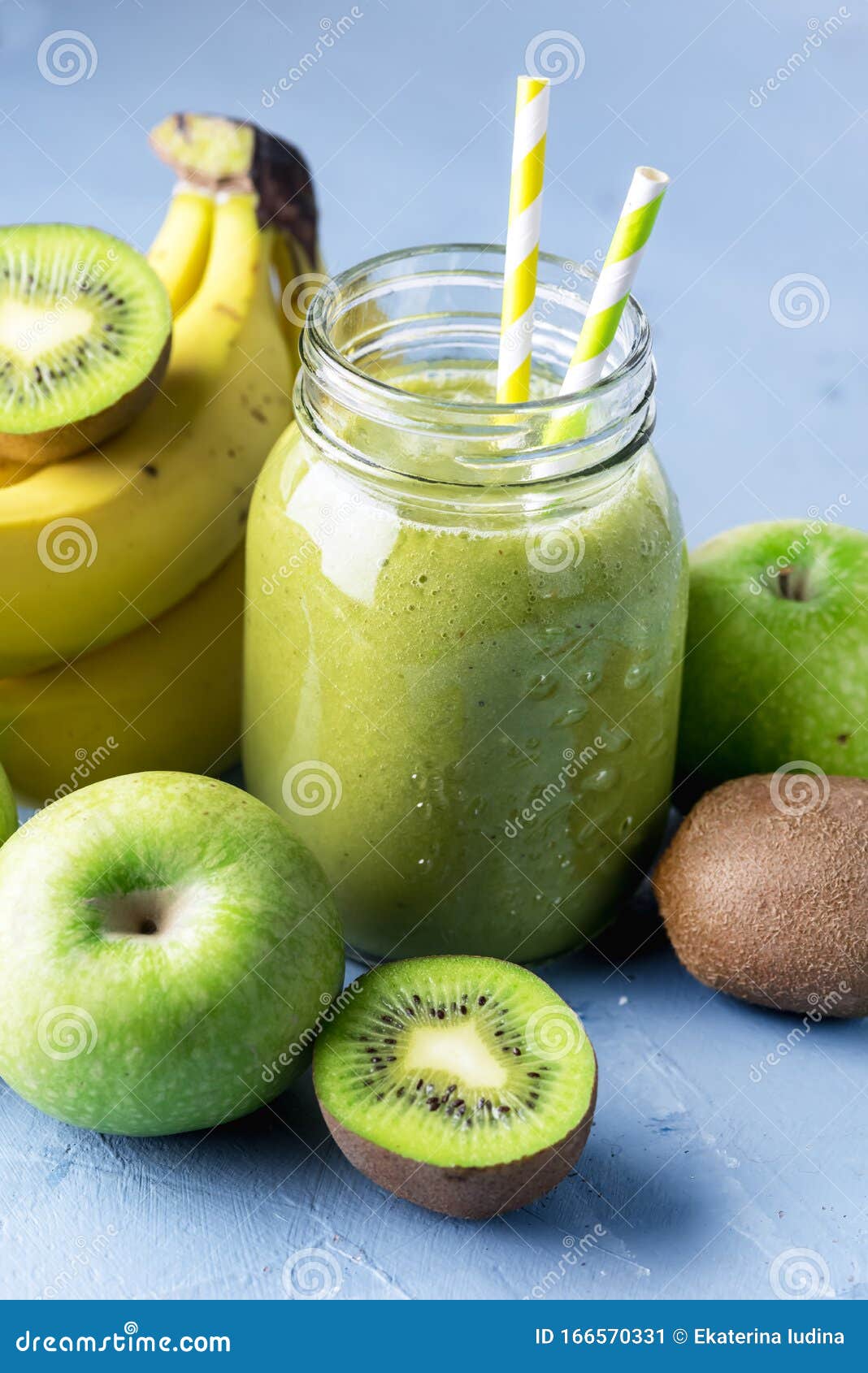 Gass Jar von gesunden Detox grüne Smoothie auf blauem Hintergrund Ernährung Frucht Smoothie Raw Bananen Grüne Äpfel Kiwi Straws Horizontal